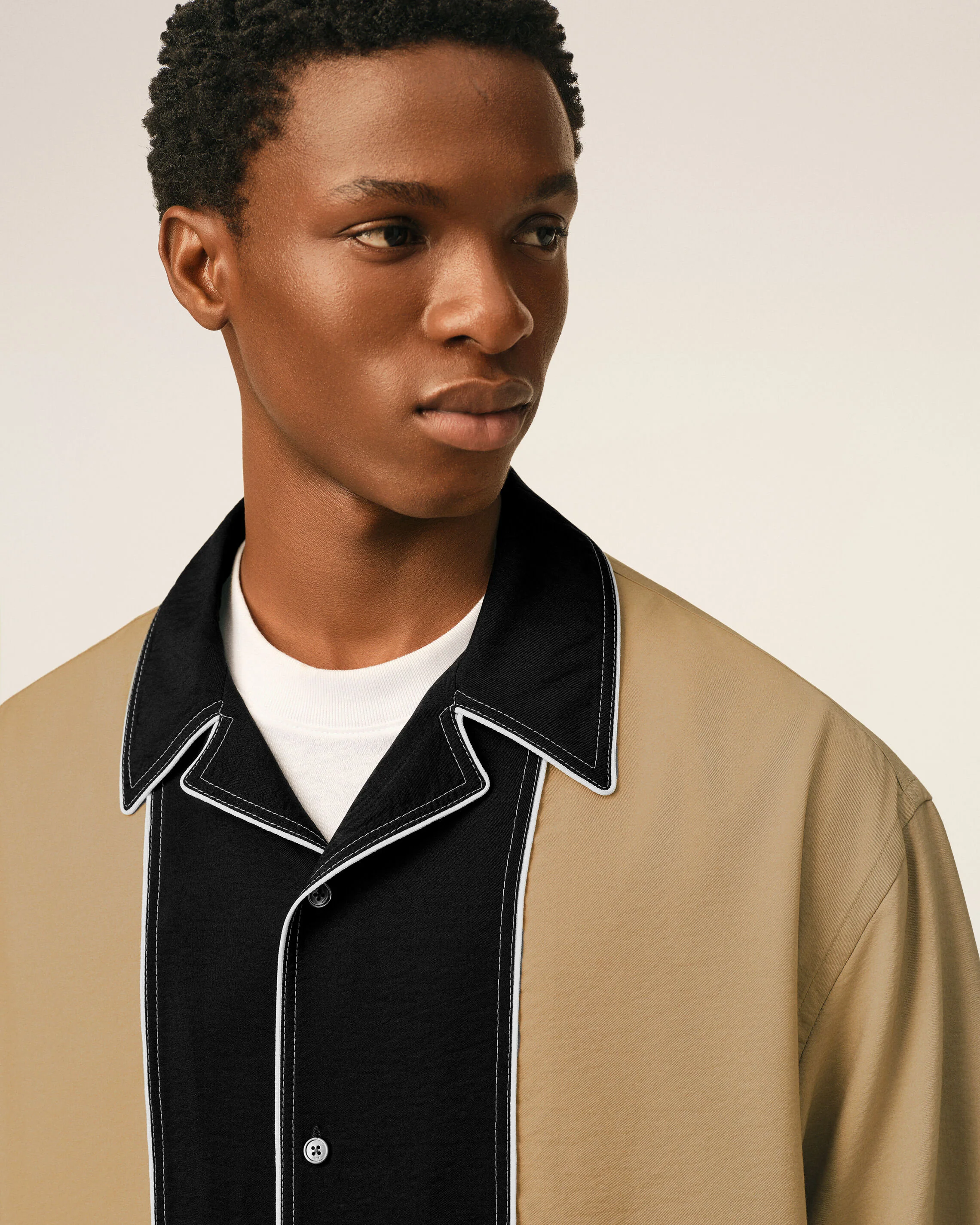 Chemise boxy bicolore beige en twill de viscose manches courtes - Image 4