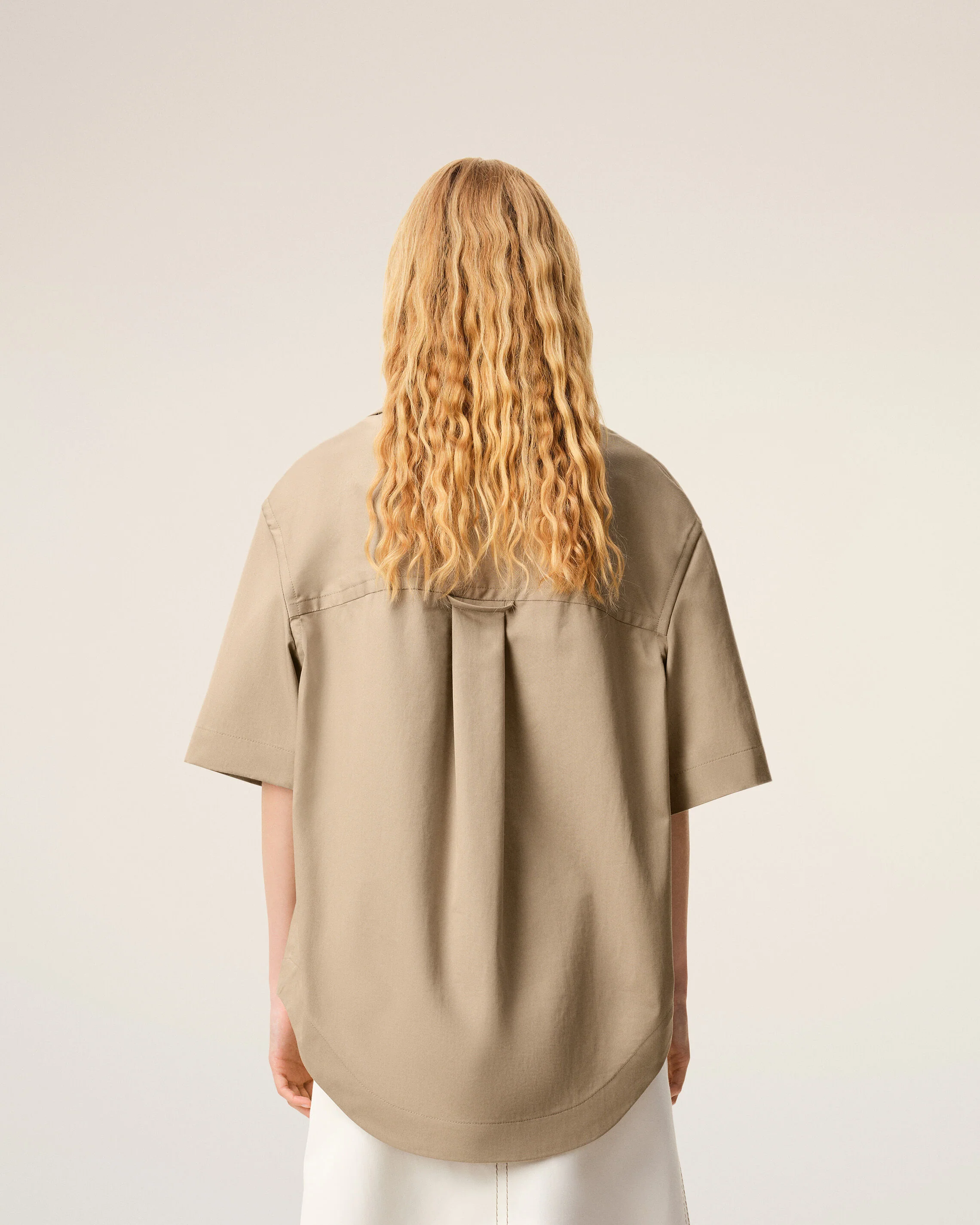 Chemise Large Beige Manches Courtes Col Requin en Coton - Image 11