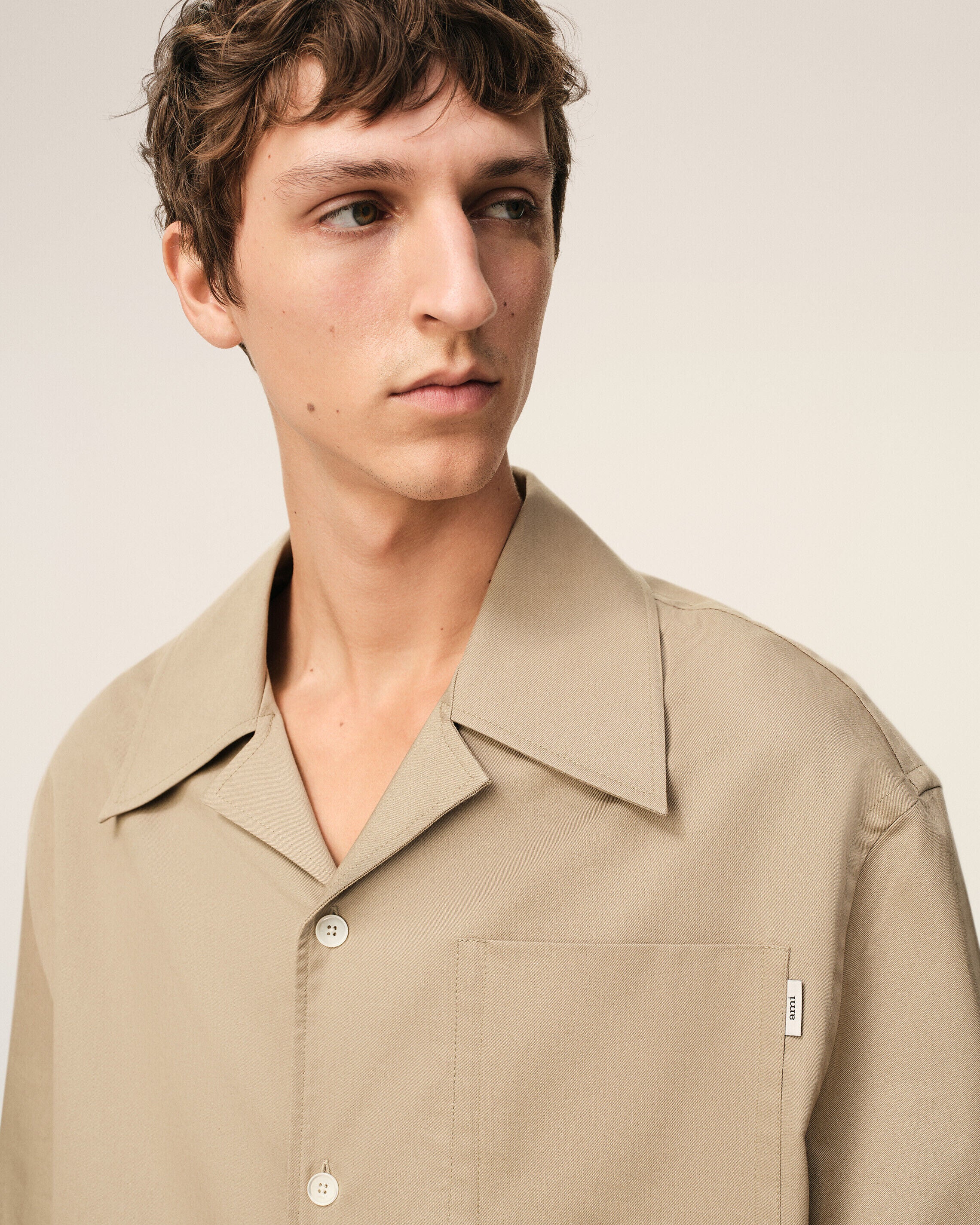 Chemise Large Beige Manches Courtes Col Requin en Coton - Image 4