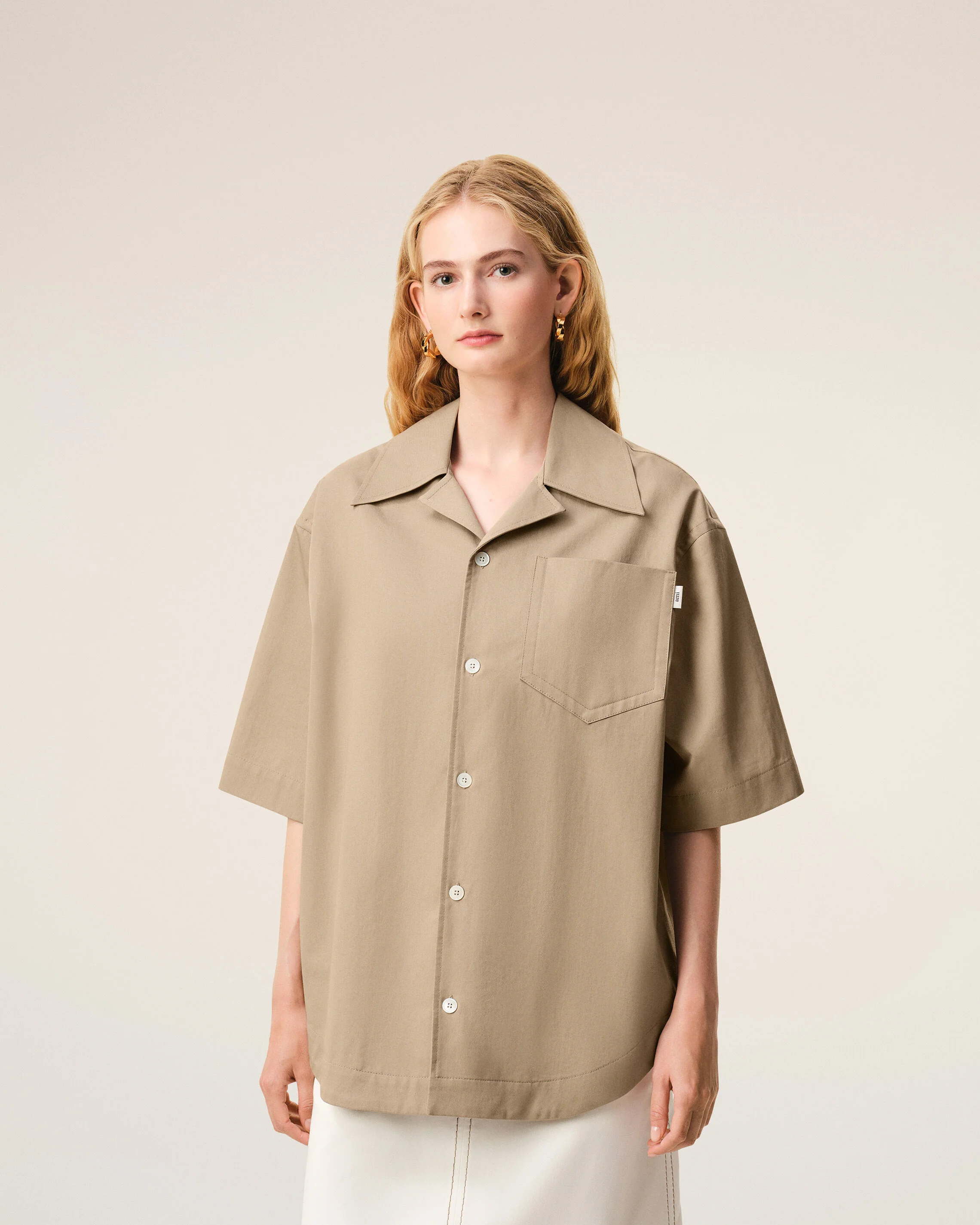 Chemise Large Beige Manches Courtes Col Requin en Coton - Image 9