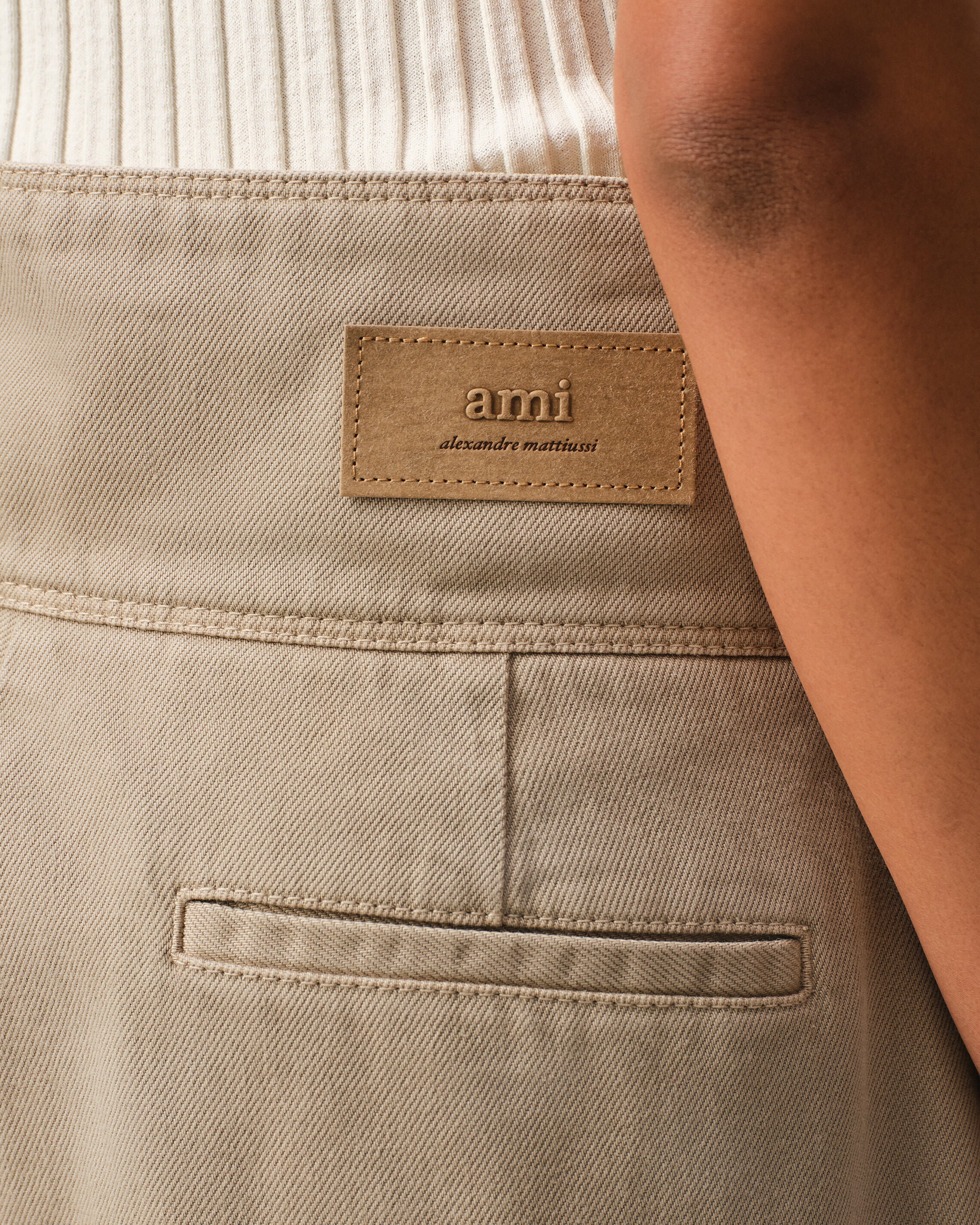 Bermuda A Ceinture Portefeuille Beige en Coton - Image 5