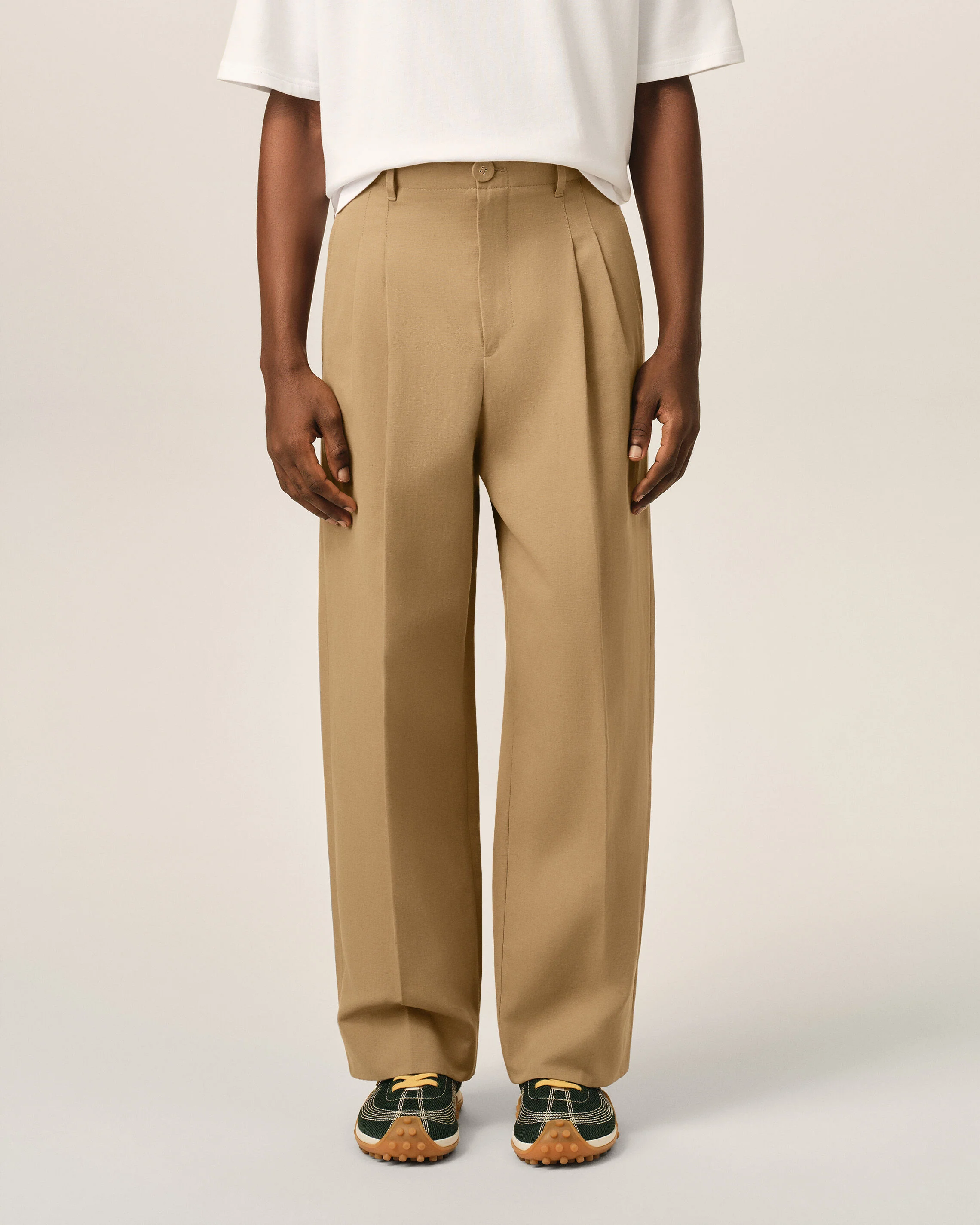 Pantalon beige coupe carotte taille haute en coton et lin - Image 3