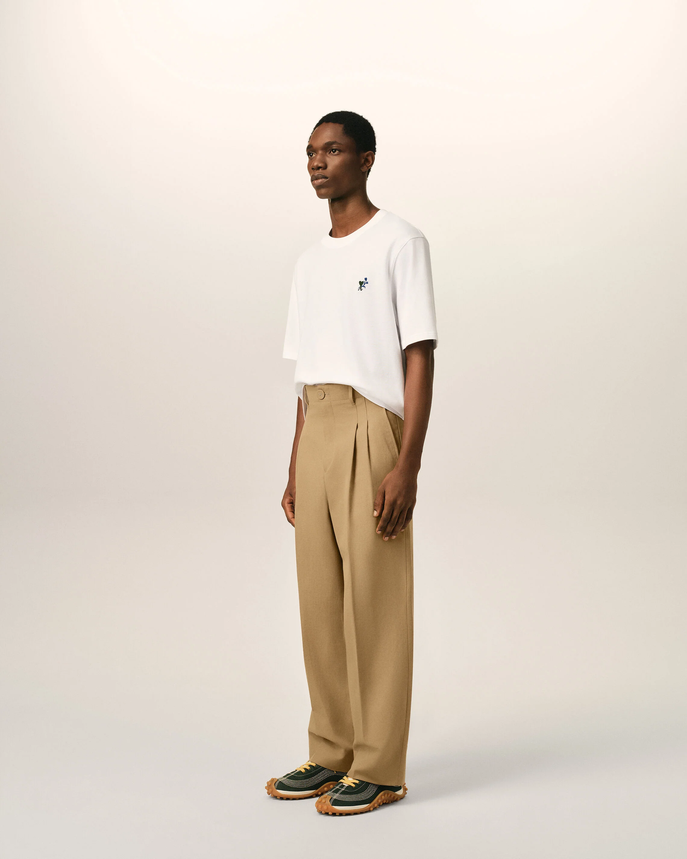 Pantalon beige coupe carotte taille haute en coton et lin - Image 6
