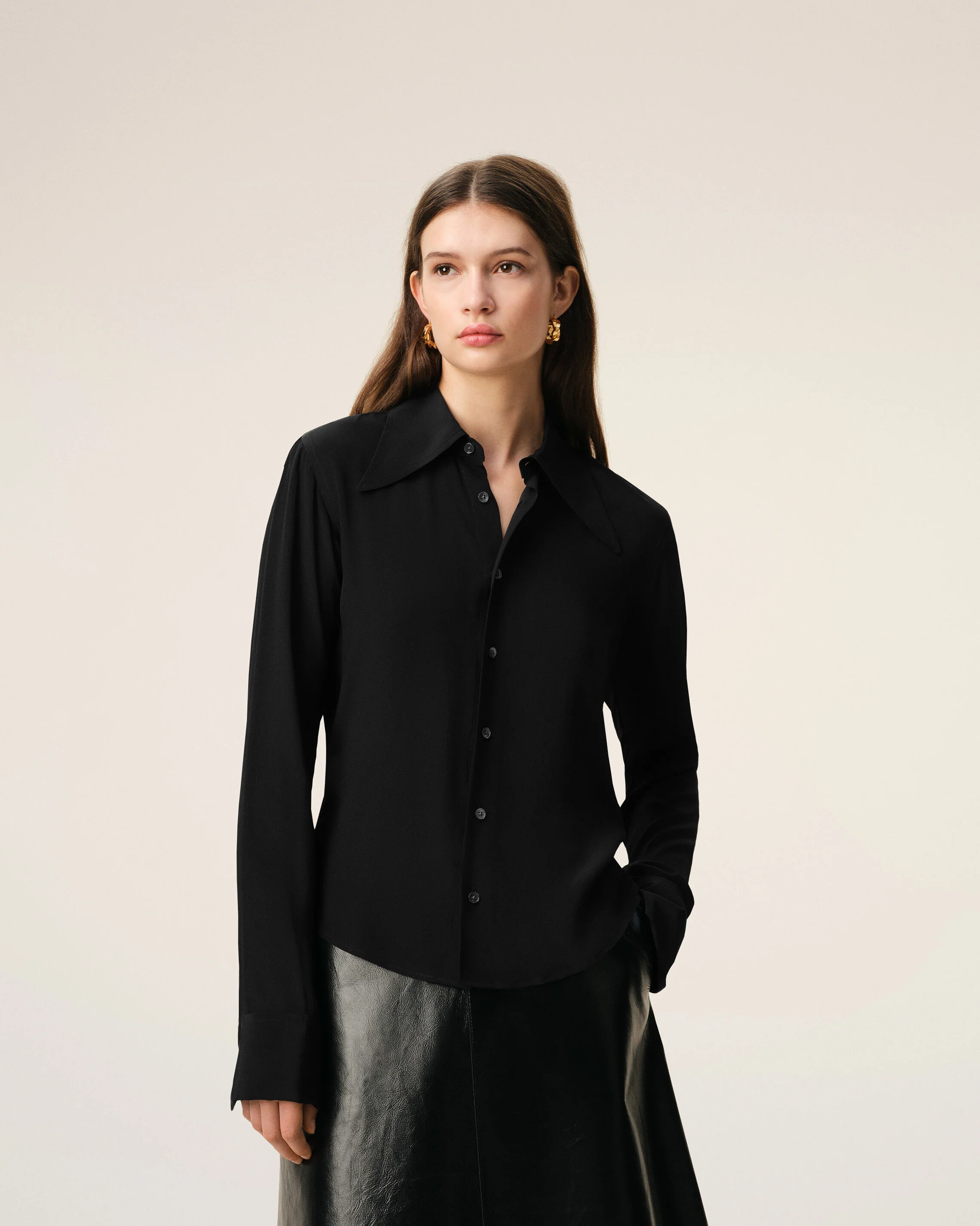 Chemise Ajustée Noire Col En Pointe en Soie Mélangée - Image 3