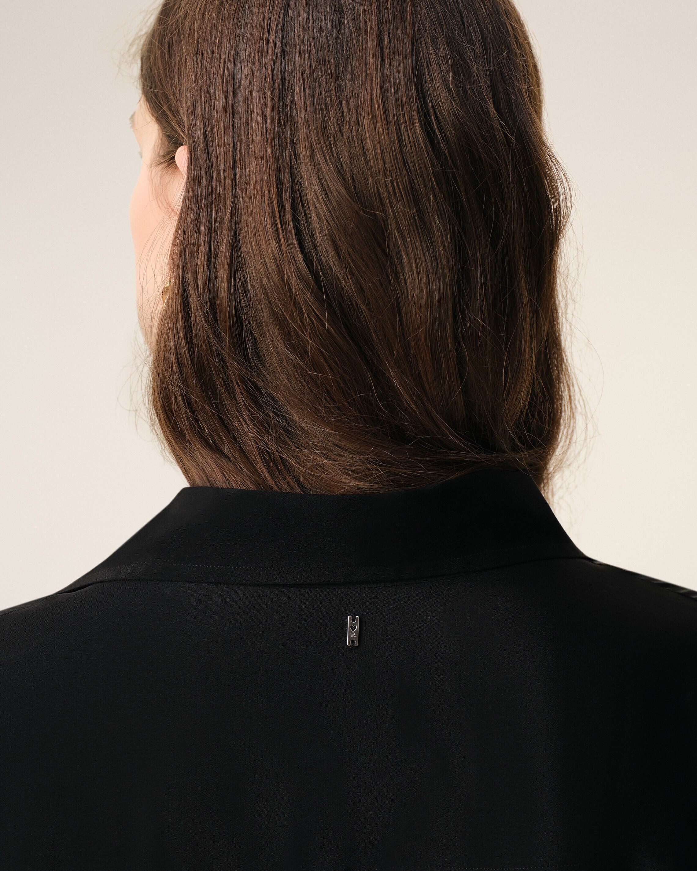 Chemise Ajustée Noire Col En Pointe en Soie Mélangée - Image 4