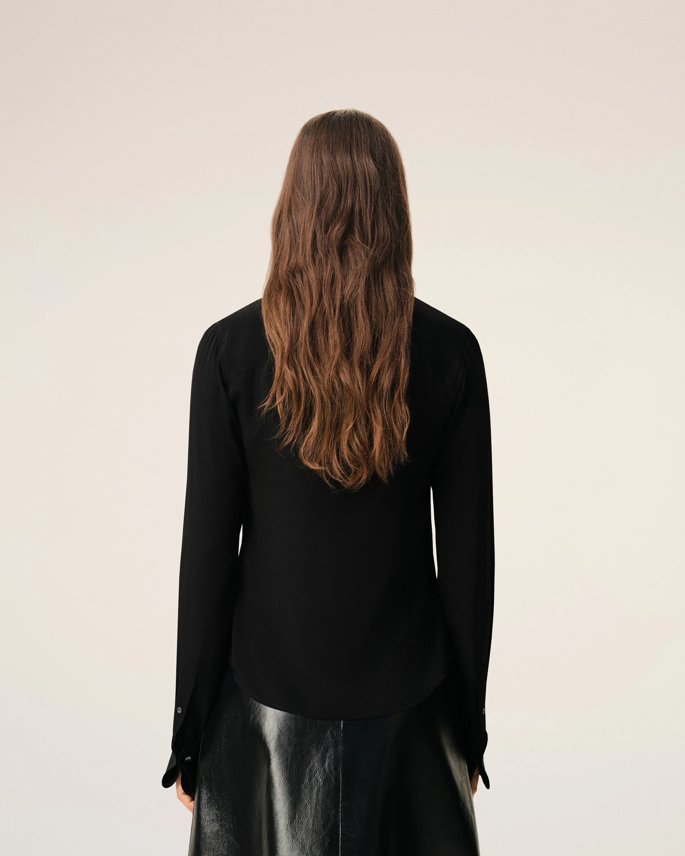 Chemise Ajustée Noire Col En Pointe en Soie Mélangée - Image 6