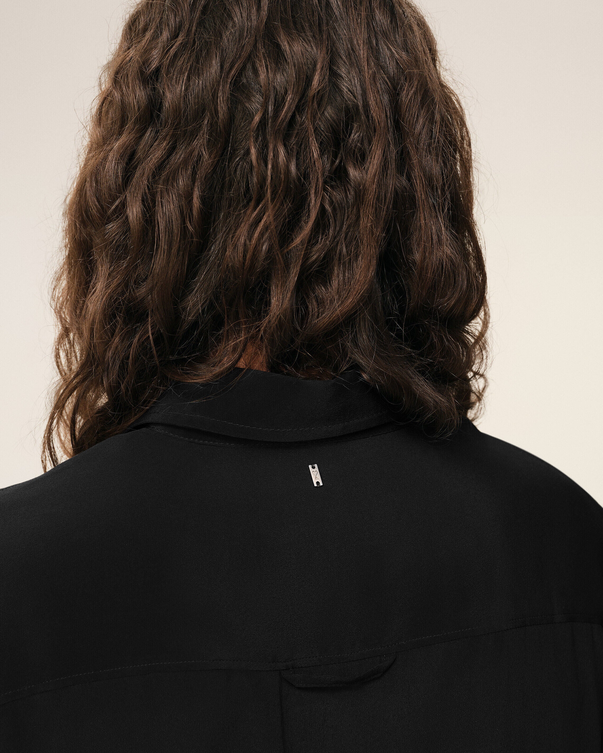 Chemise Ajustée Noire Col En Pointe en Soie Mélangée - Image 4
