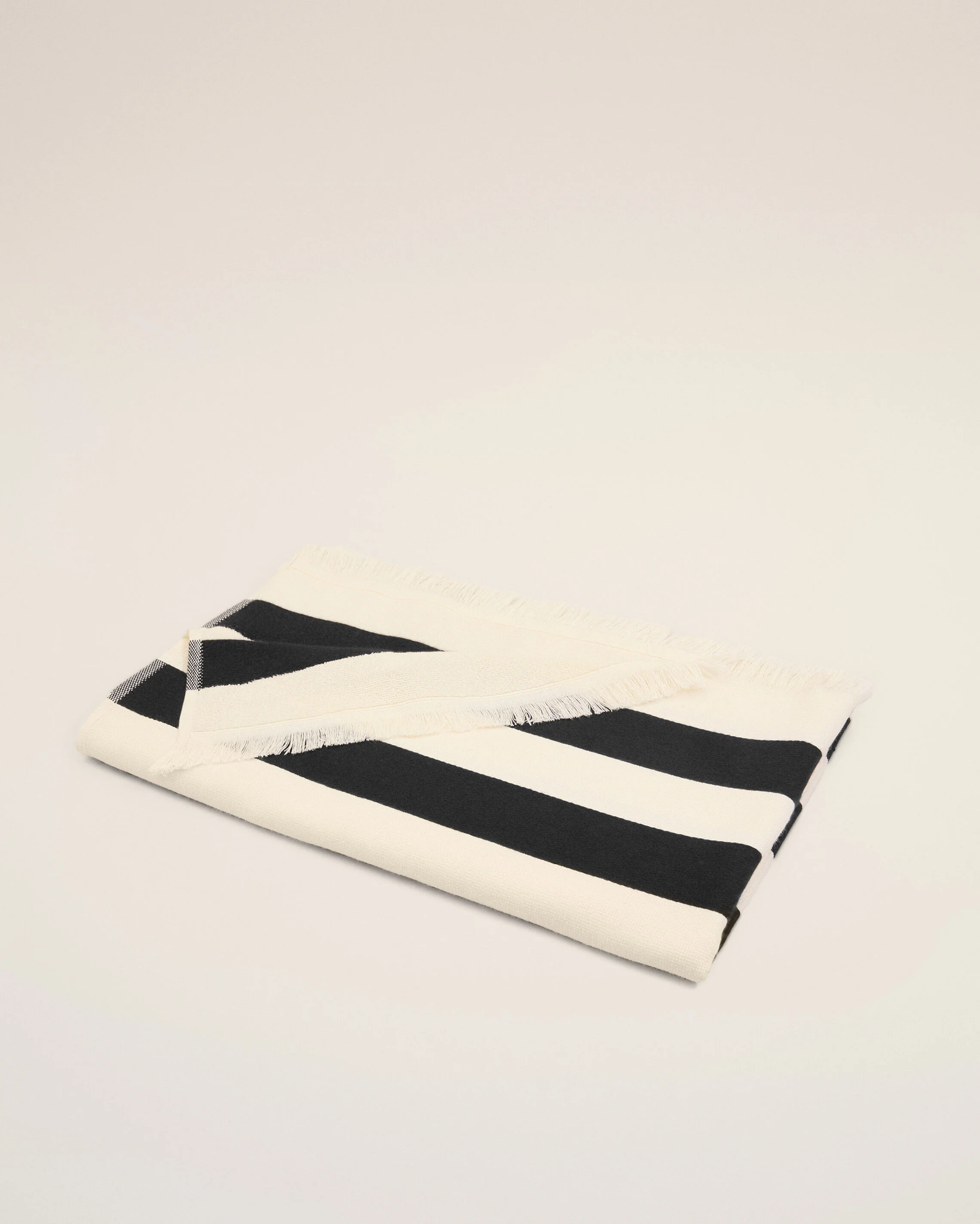 Serviette De Plage Noire A Rayures en Coton - Image 4