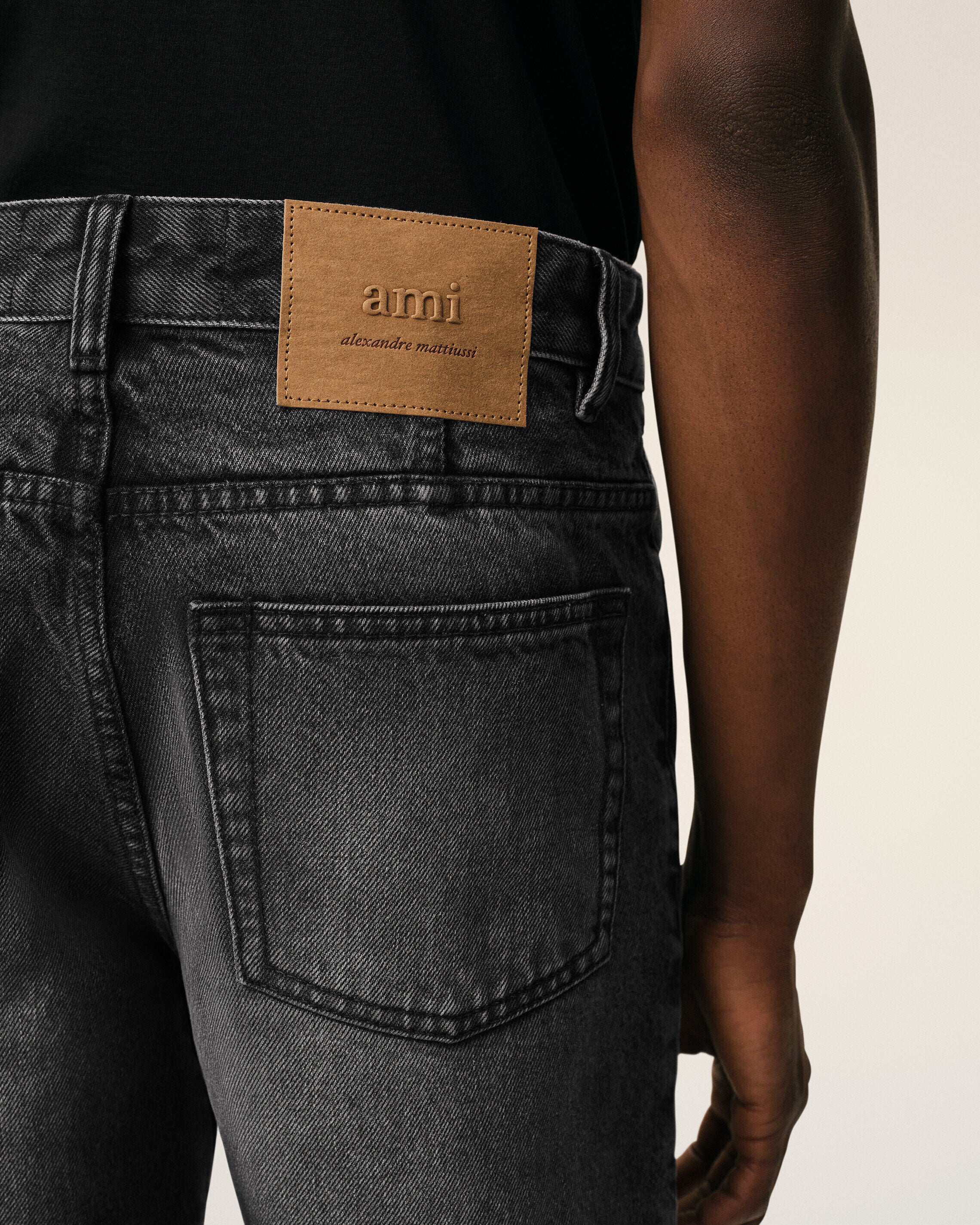 Jean Noir Coupe Tapered en Coton - Image 5