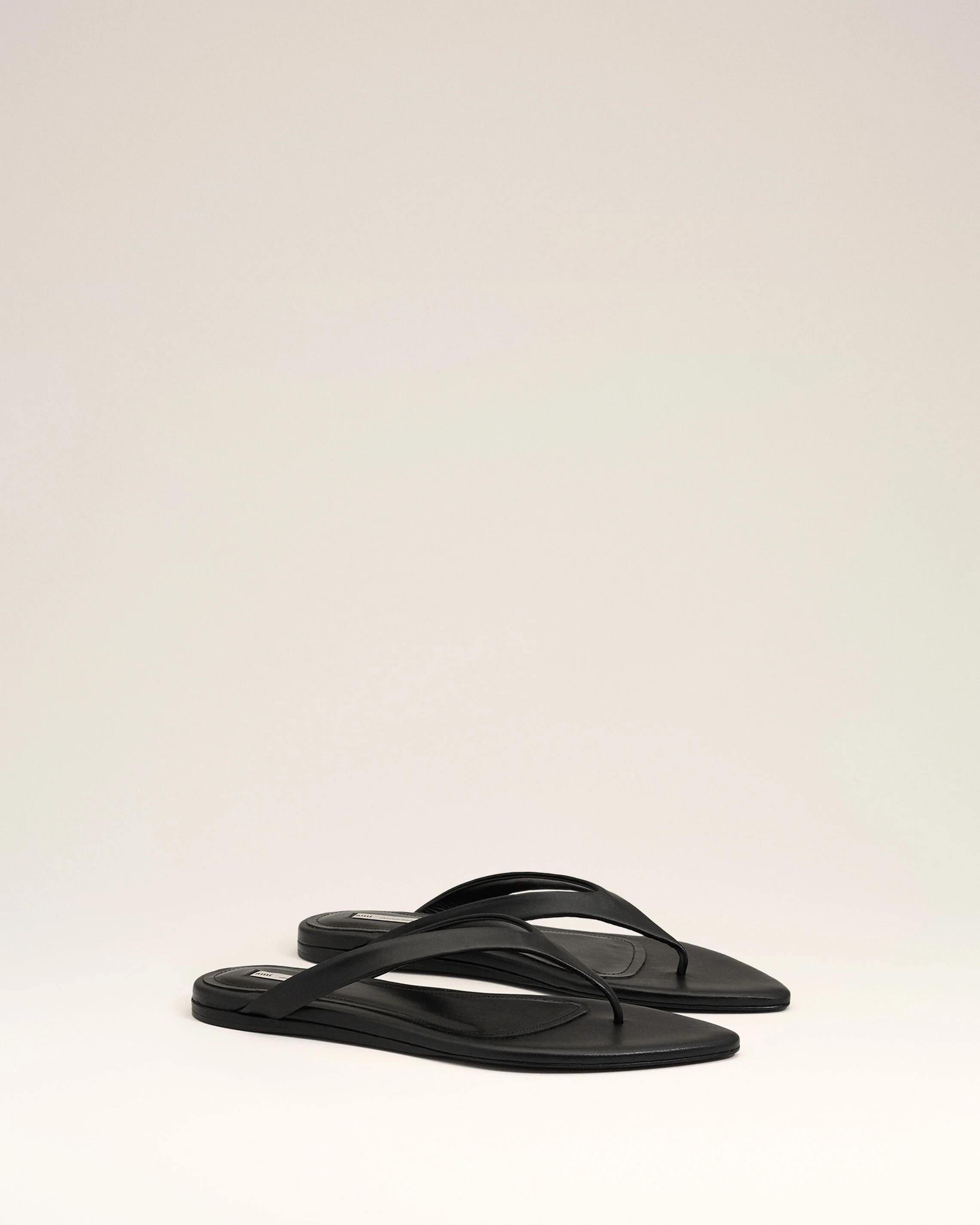 Tongs A Bout Pointu Noires en Cuir D'Agneau - Image 3
