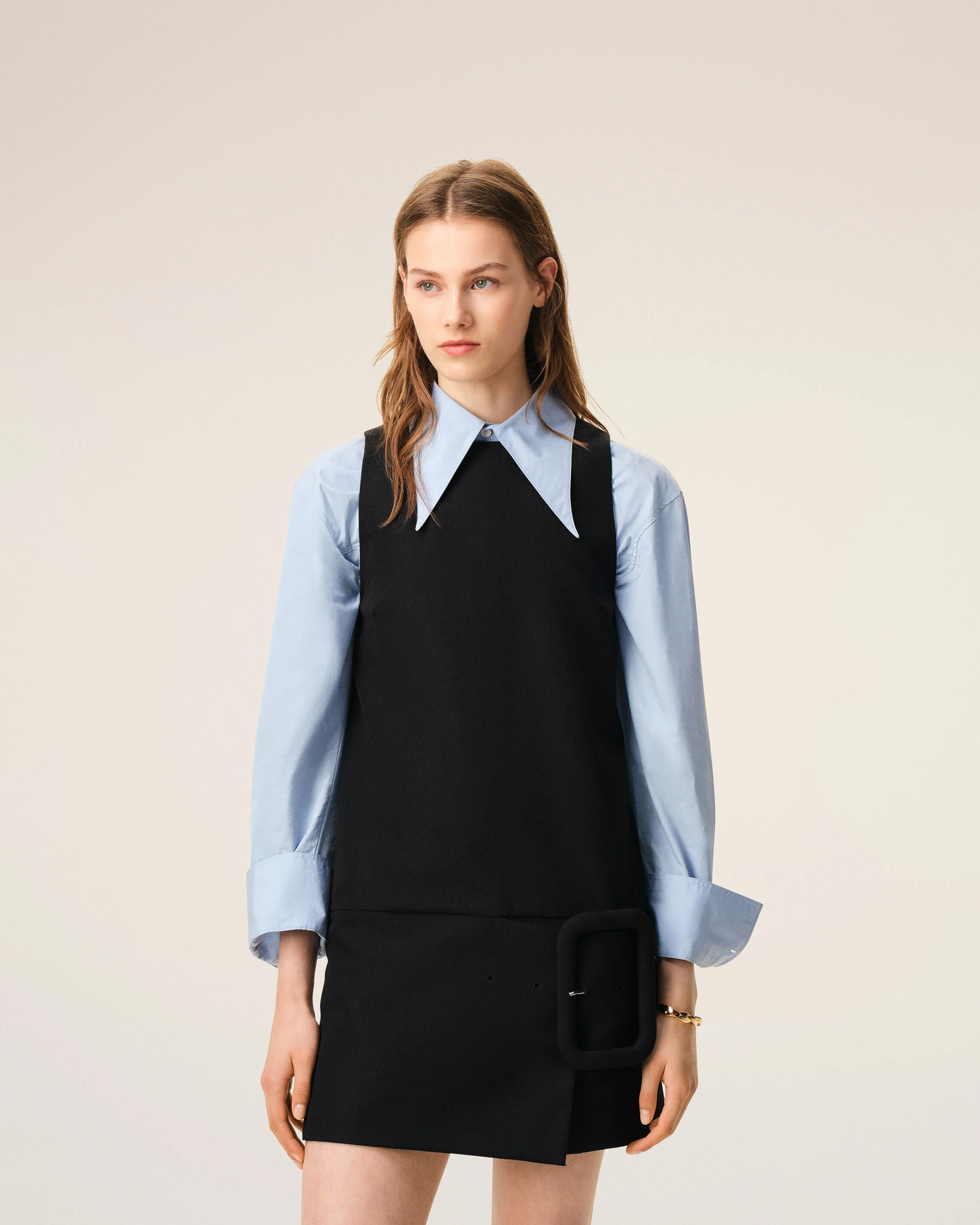 Robe Mini Noire Ceinturée en Laine Vierge - Image 3