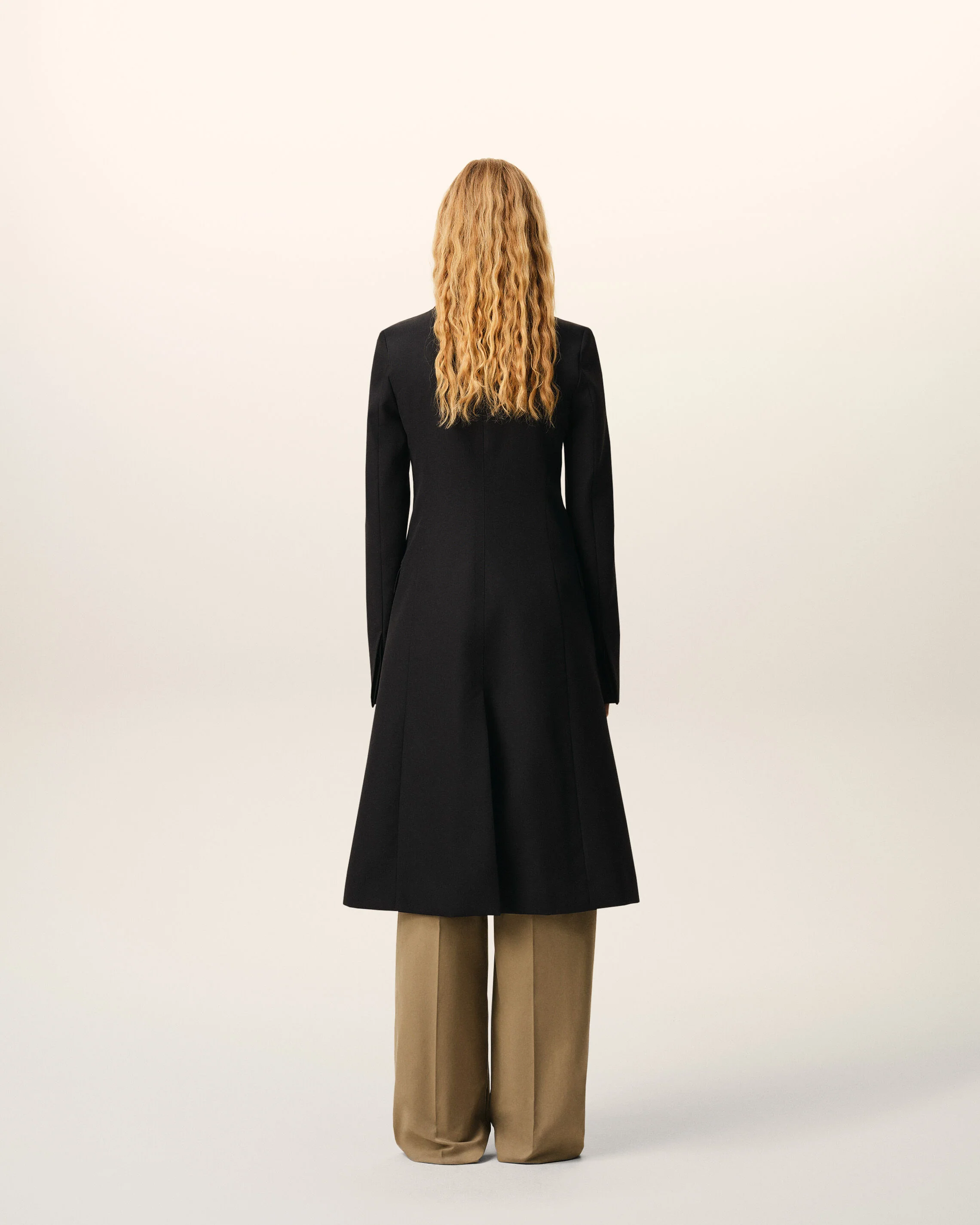 Manteau Noir Ajusté Simple Boutonnage en Laine Vierge - Image 5