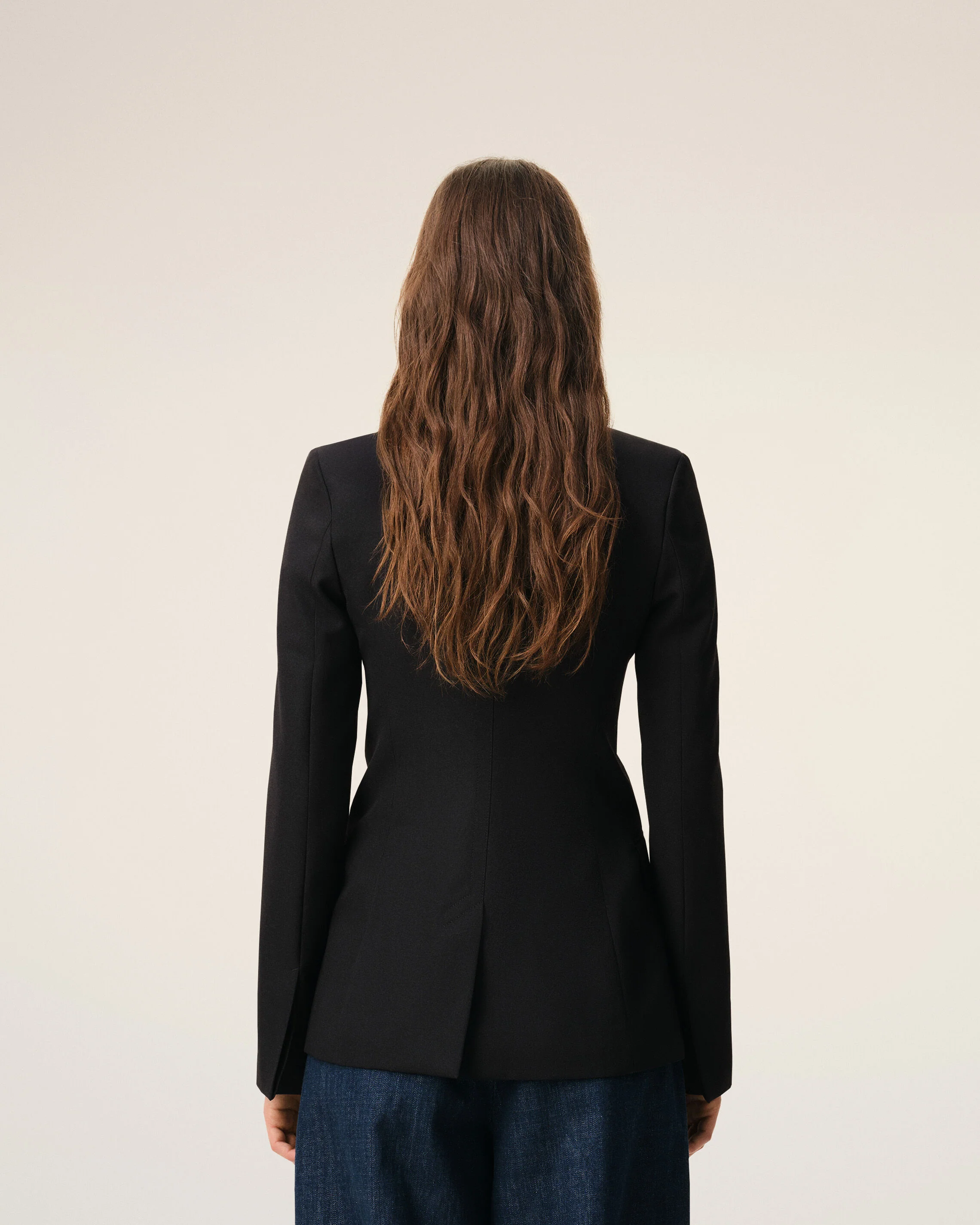 Veste Cintrée Simple Boutonnage Noire en Laine Vierge - Image 5