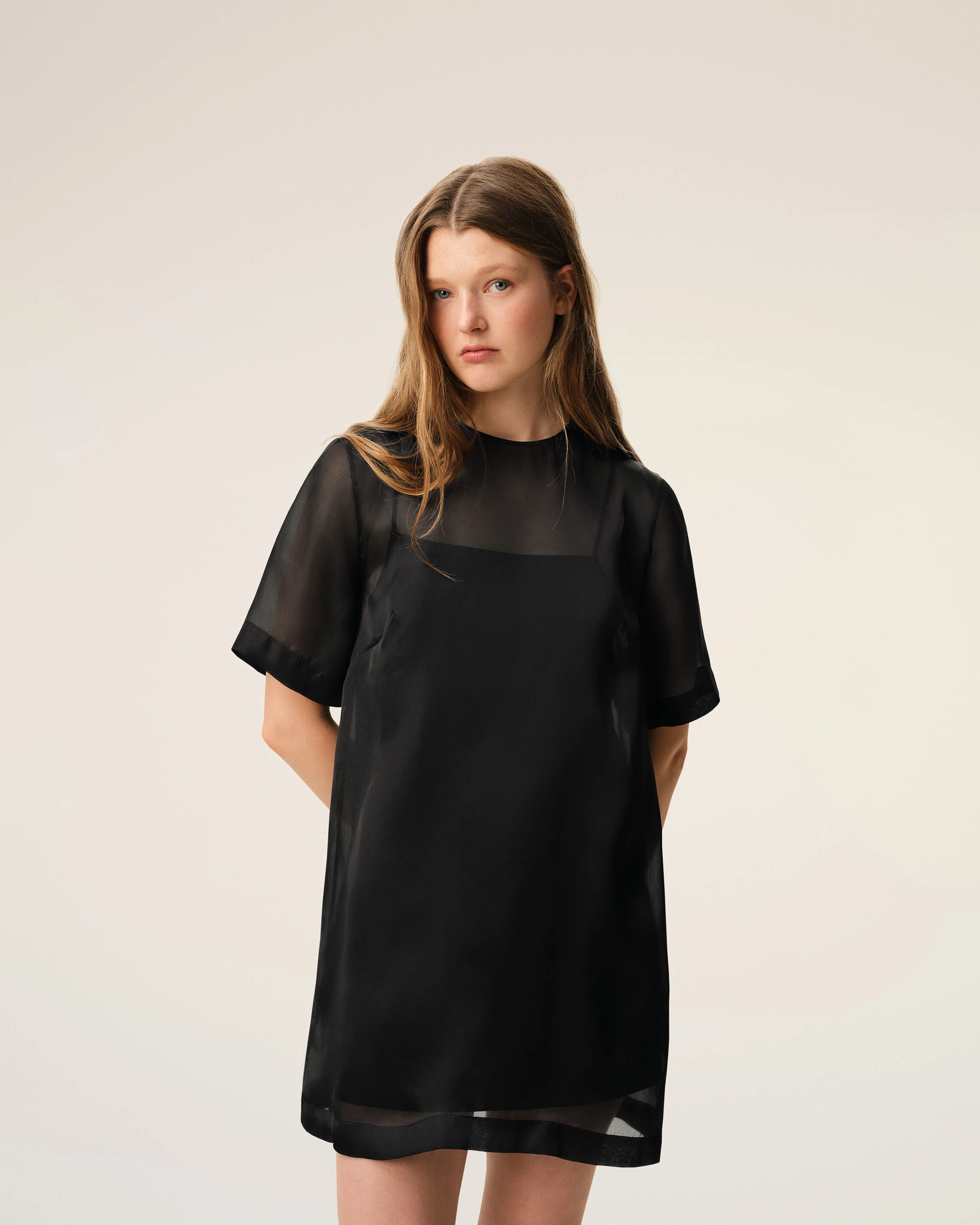 Robe Courte Noire Trapèze en Soie - Image 3