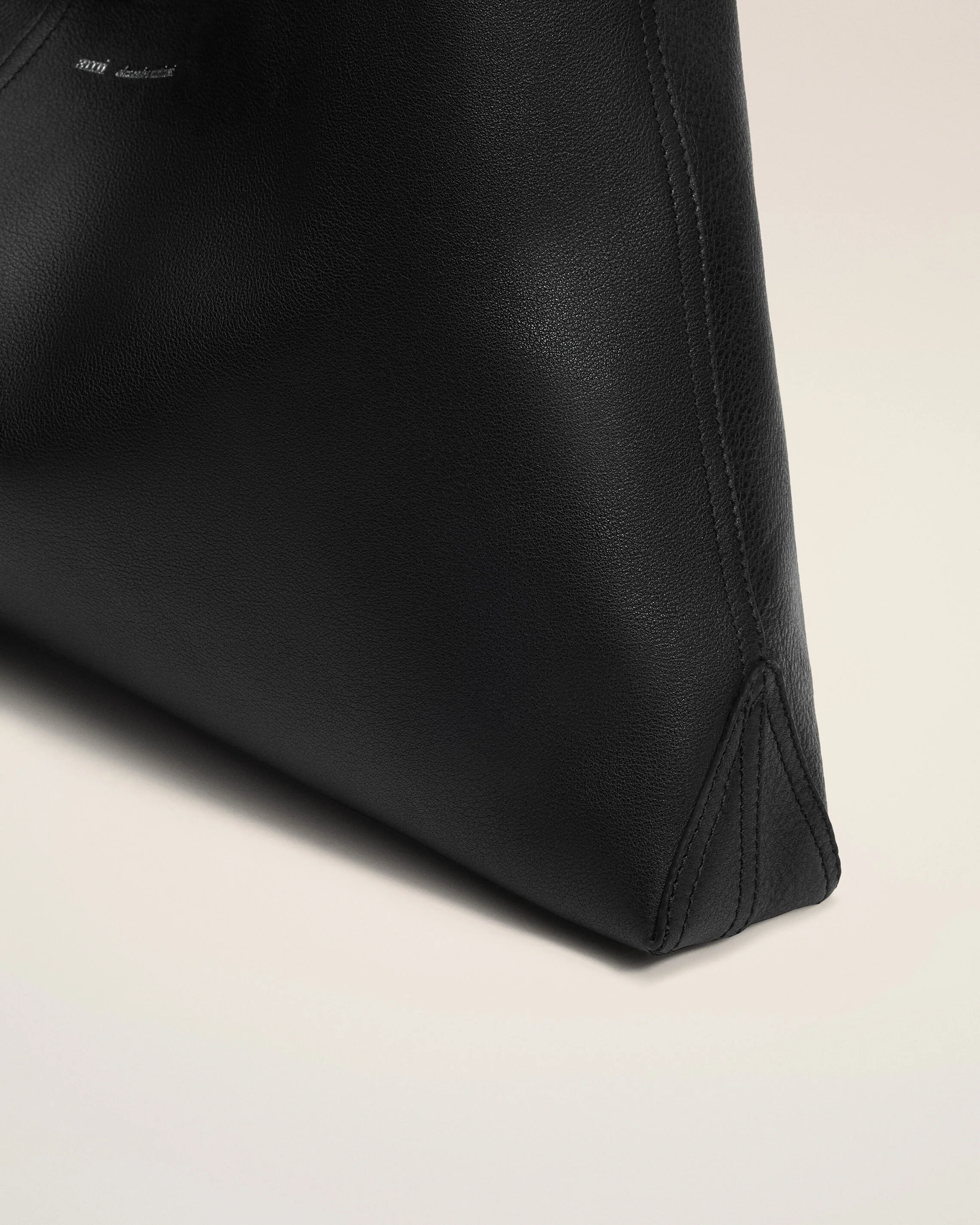 Sac Porte Epaule Etienne Noir en Cuir De Taurillon - Image 11