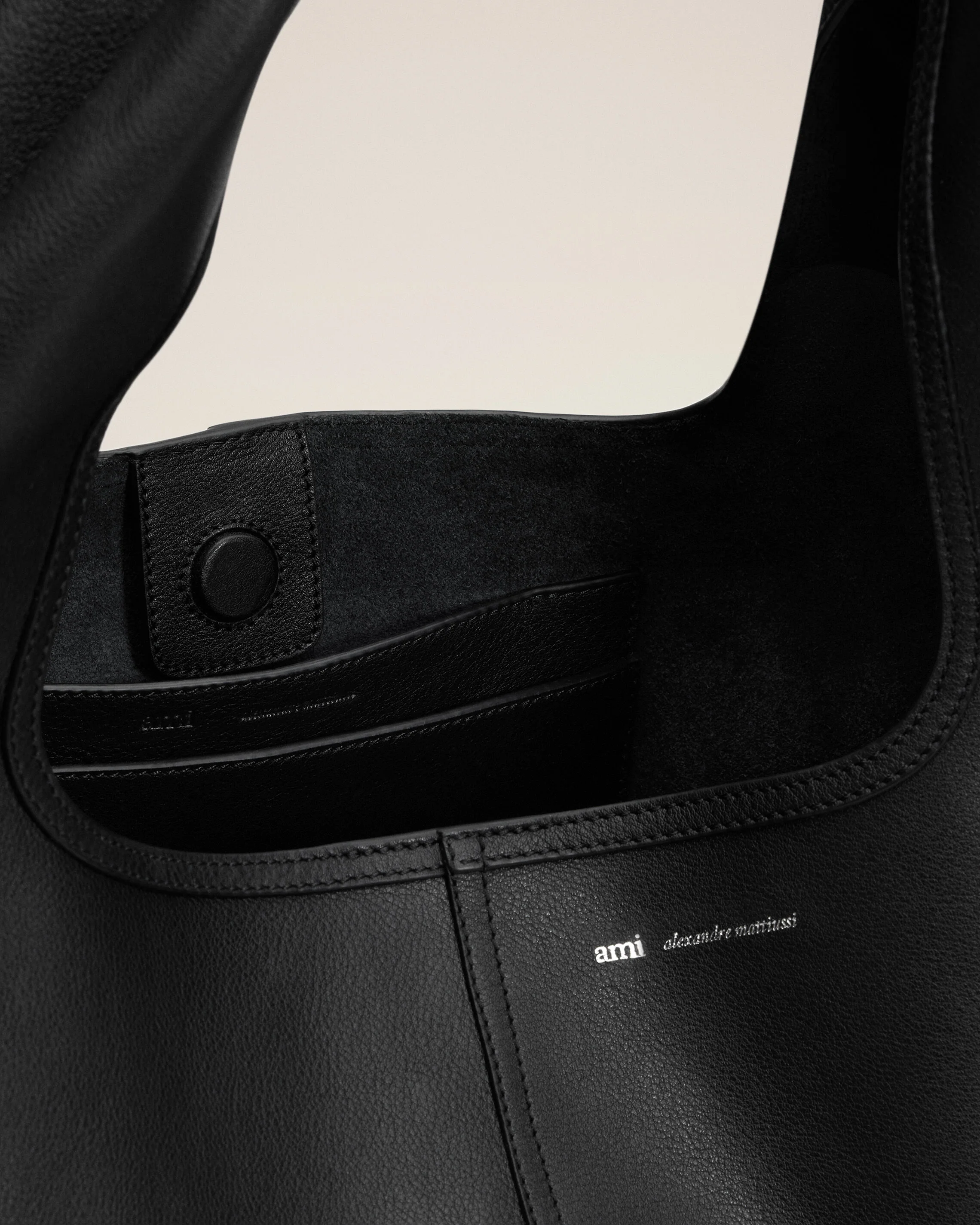 Sac Porte Epaule Etienne Noir en Cuir De Taurillon - Image 12