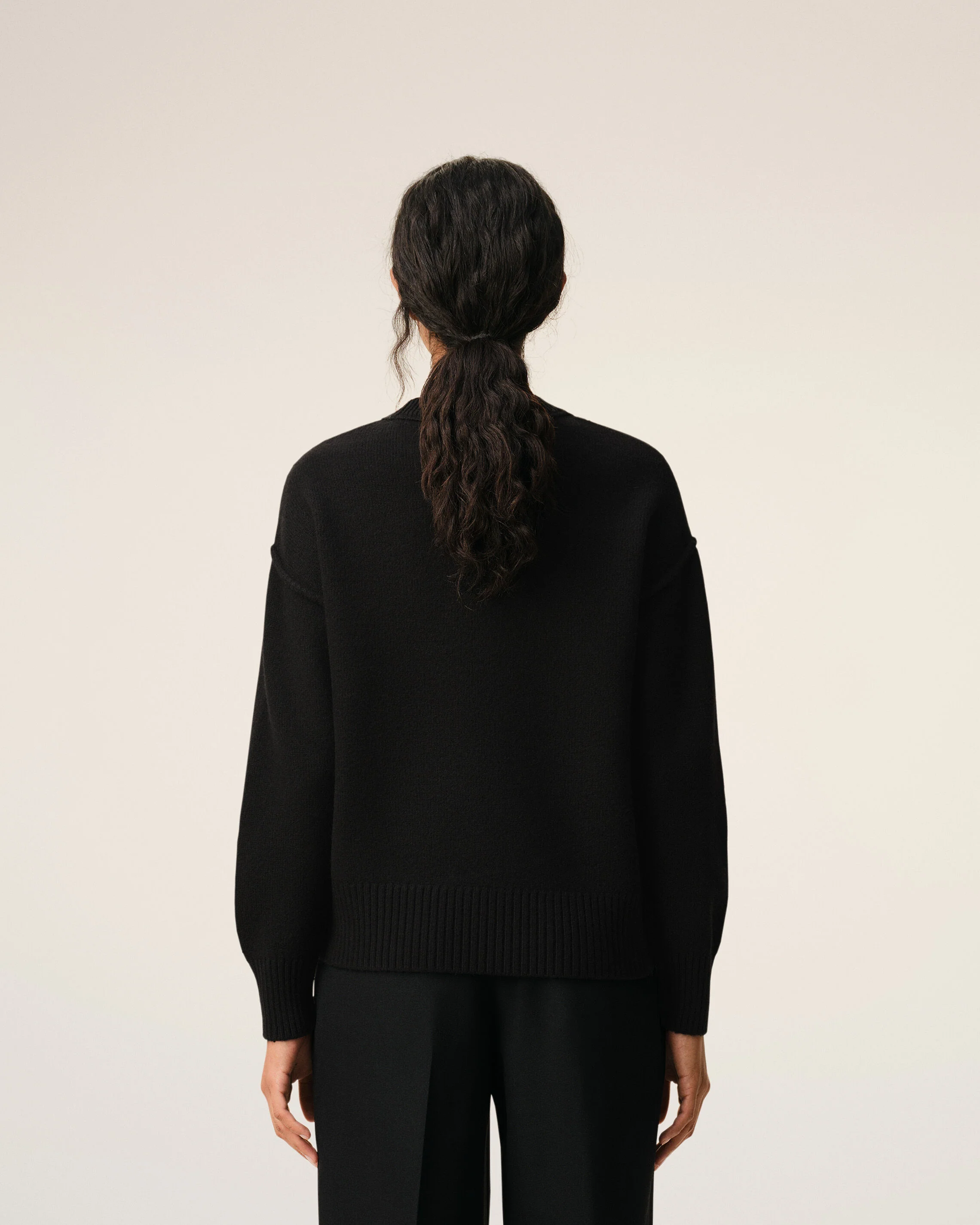 Pull noir en laine Ami de Coeur - Image 11