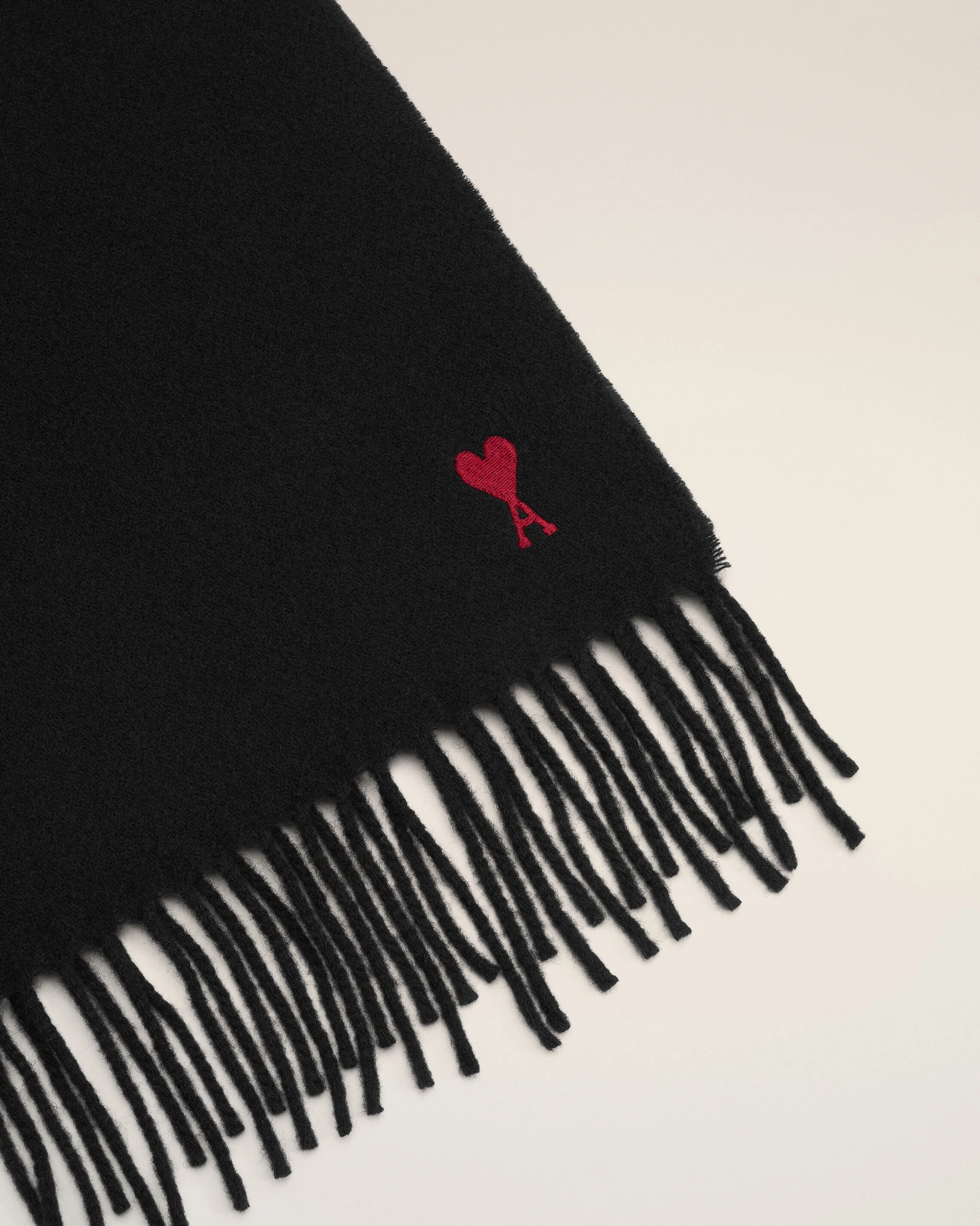 Écharpe noire en laine Ami de Coeur - Image 6