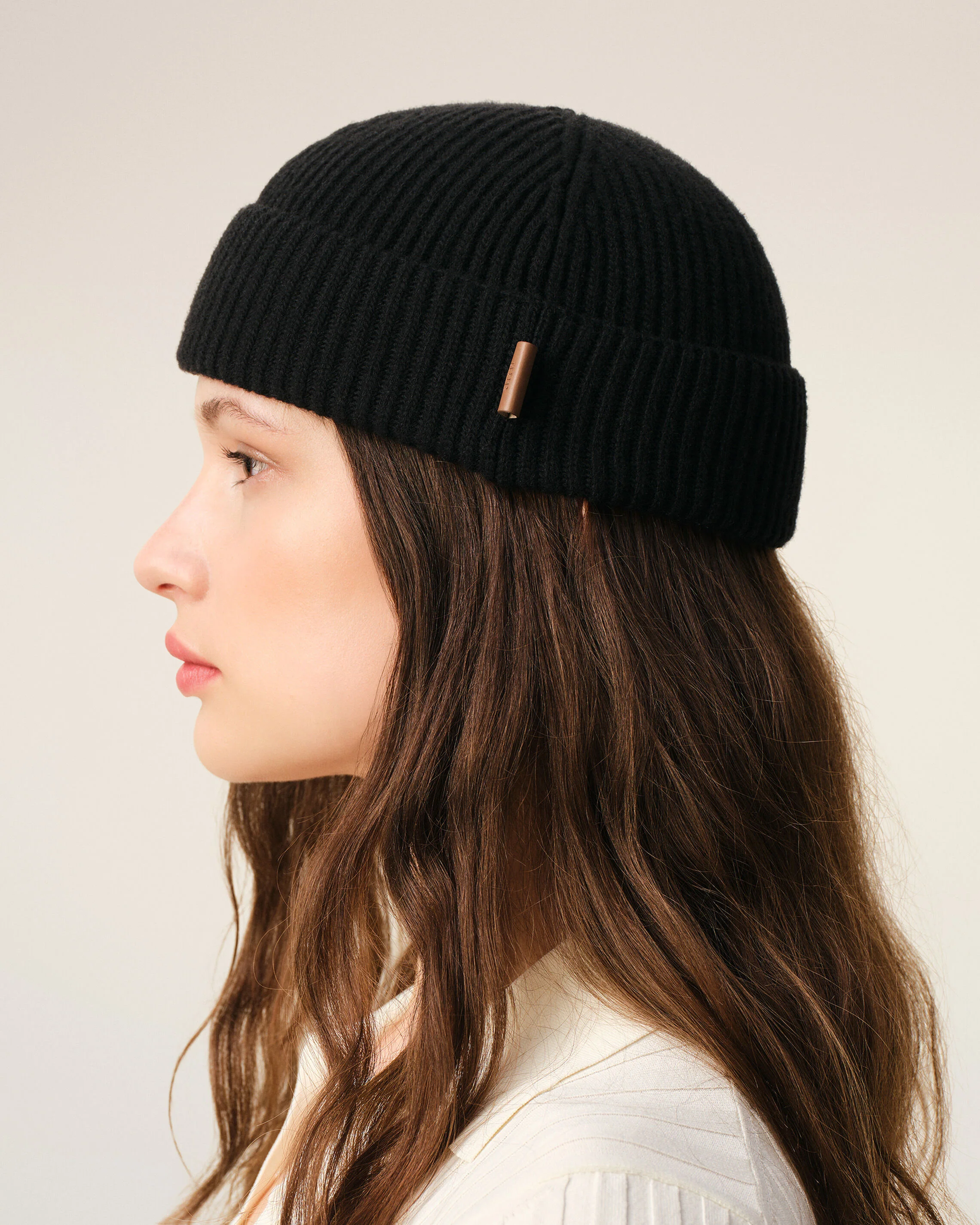 Bonnet Noir Etiquette Cuir Ami en Laine - Image 11