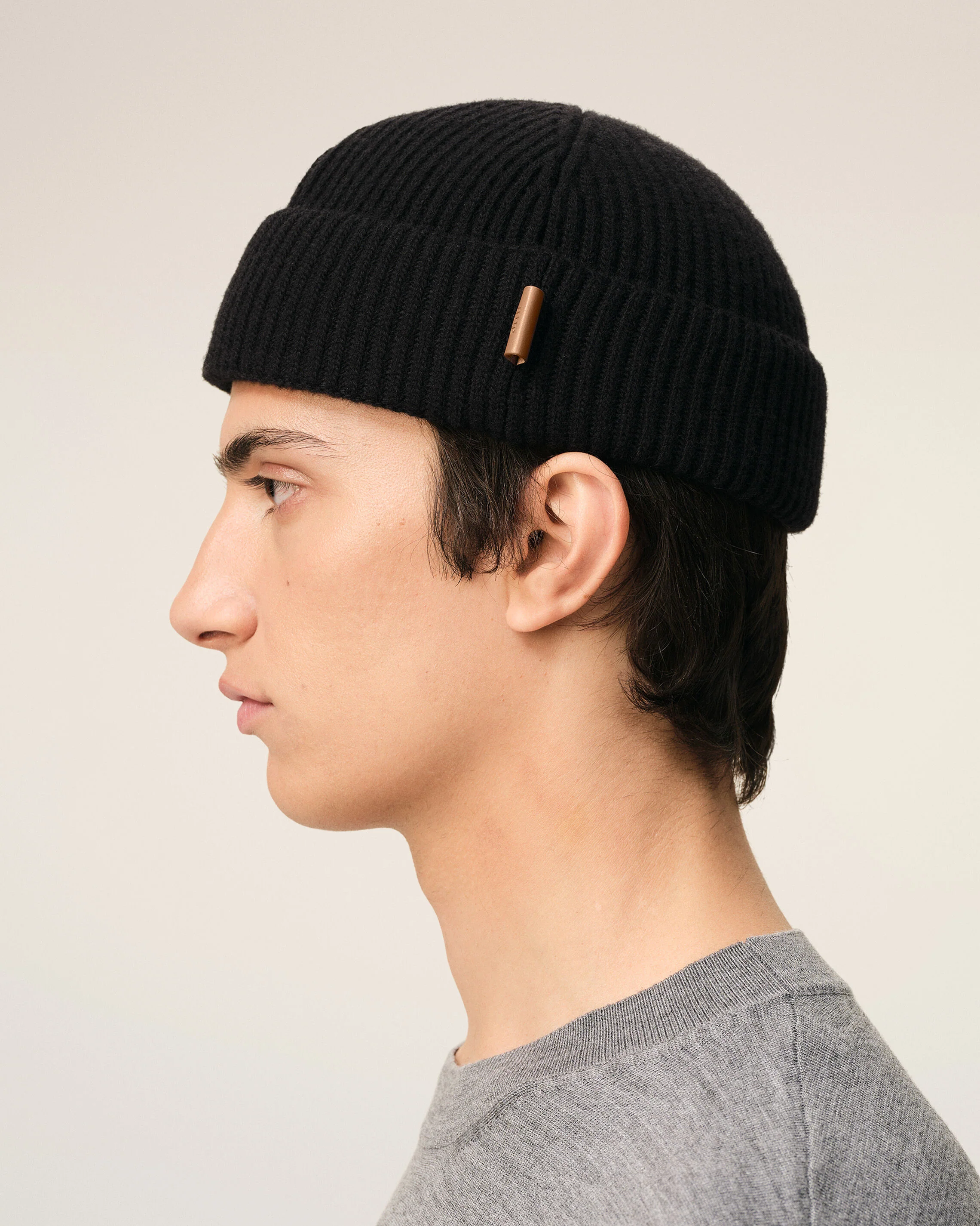 Bonnet Noir Etiquette Cuir Ami en Laine - Image 5
