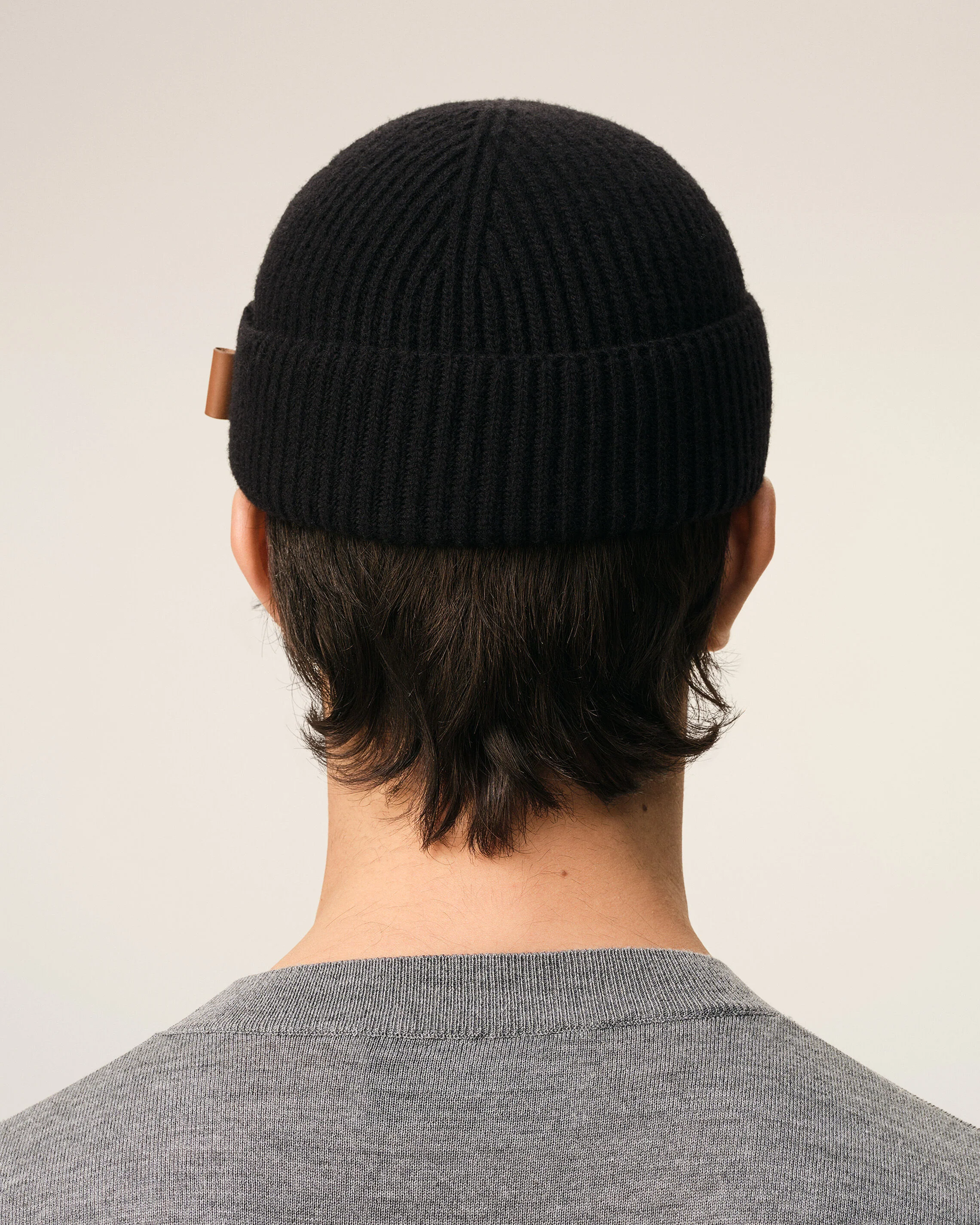 Bonnet Noir Etiquette Cuir Ami en Laine - Image 6