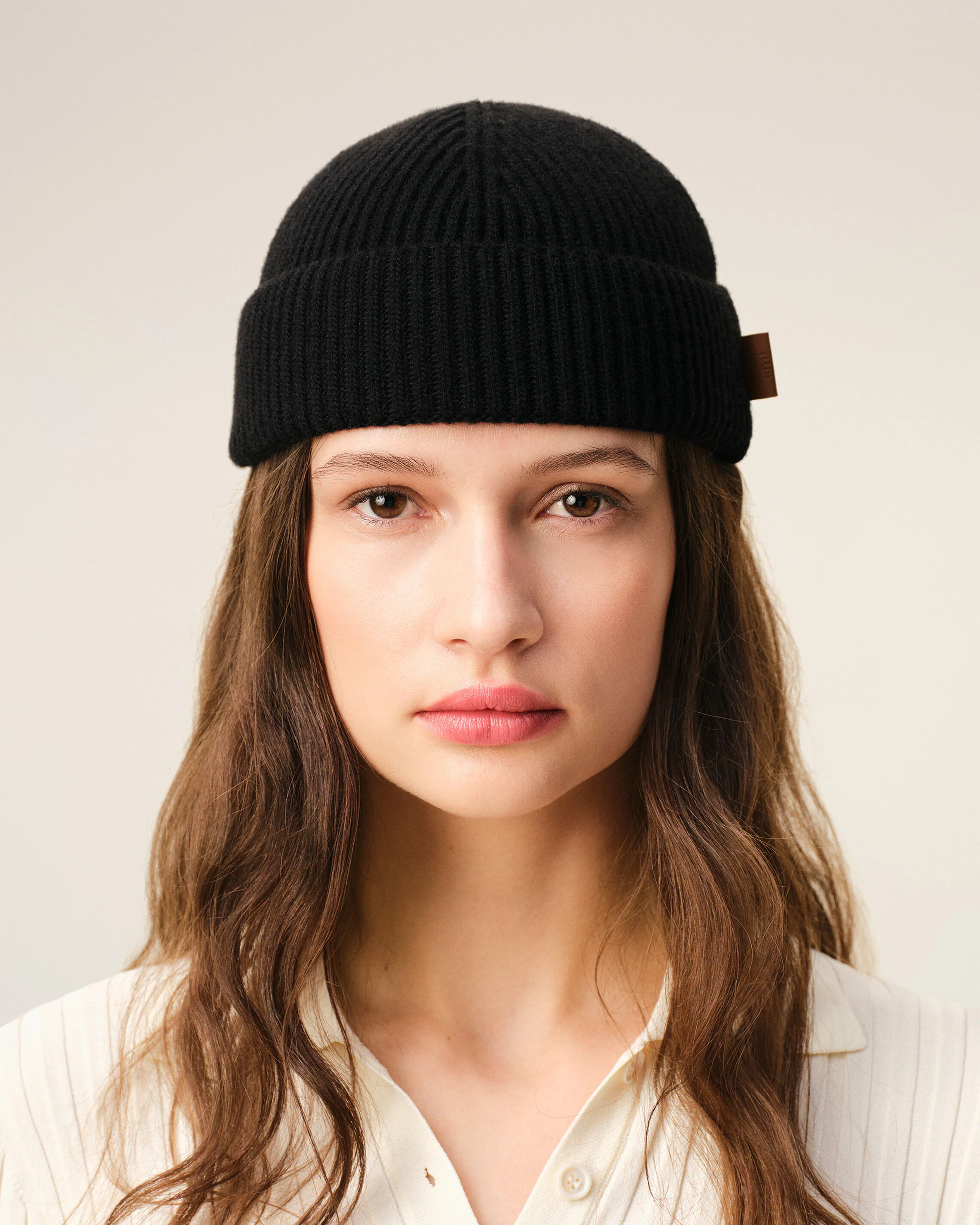 Bonnet Noir Etiquette Cuir Ami en Laine - Image 8