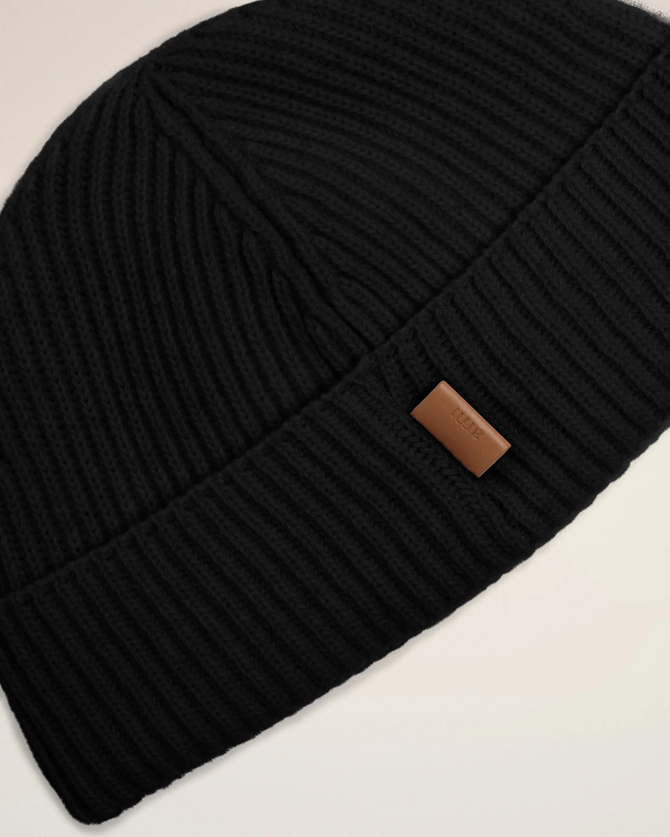 Bonnet Noir Etiquette Cuir Ami en Laine - Image 9