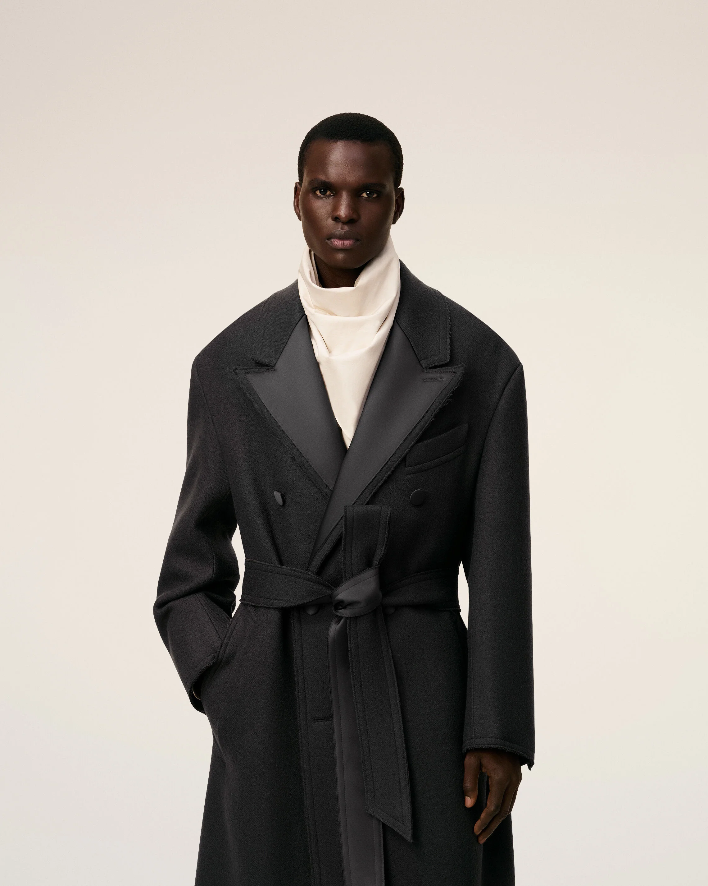Manteau Smocking Noir Long Croisé En Laine - Image 3