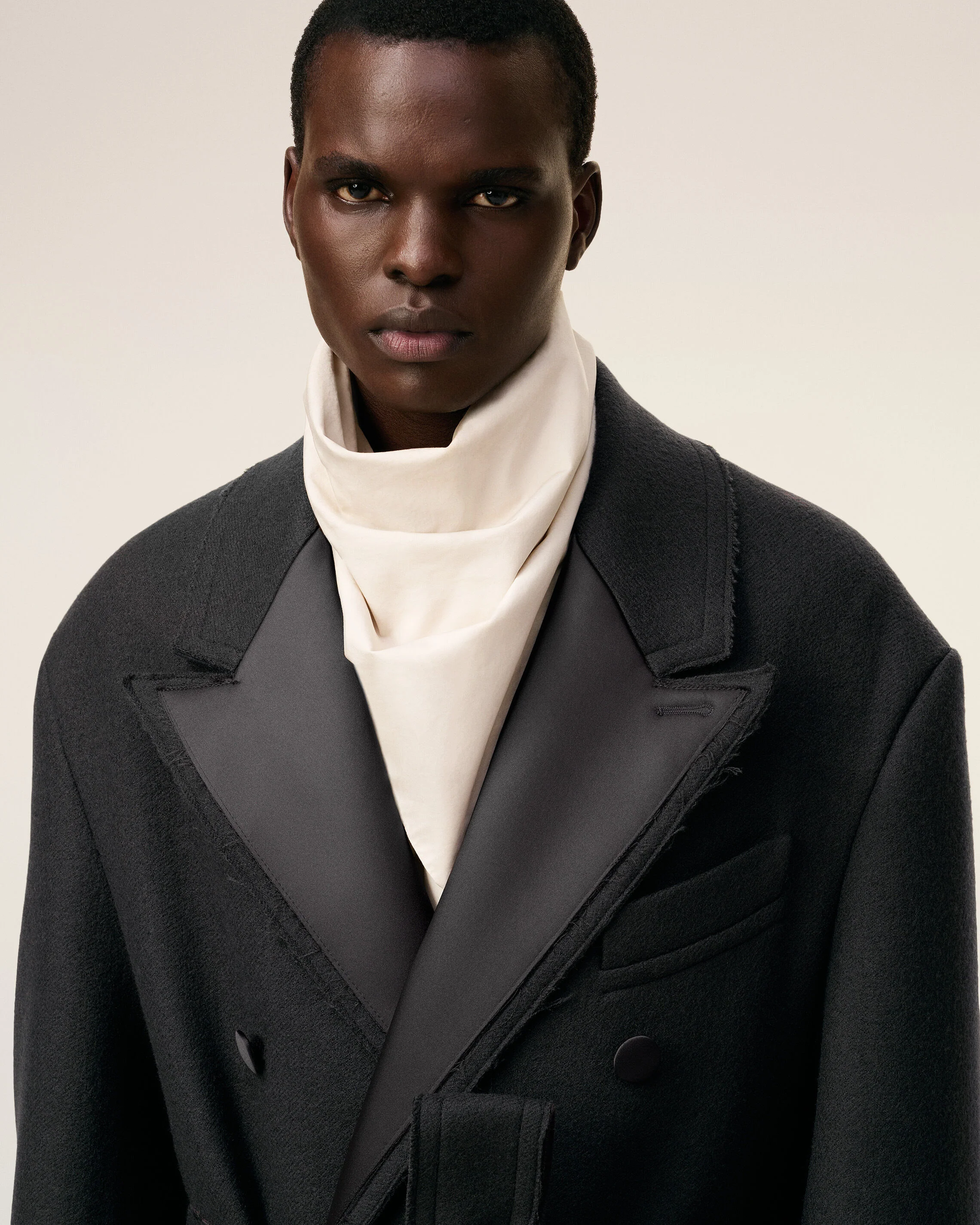 Manteau Smocking Noir Long Croisé En Laine - Image 4