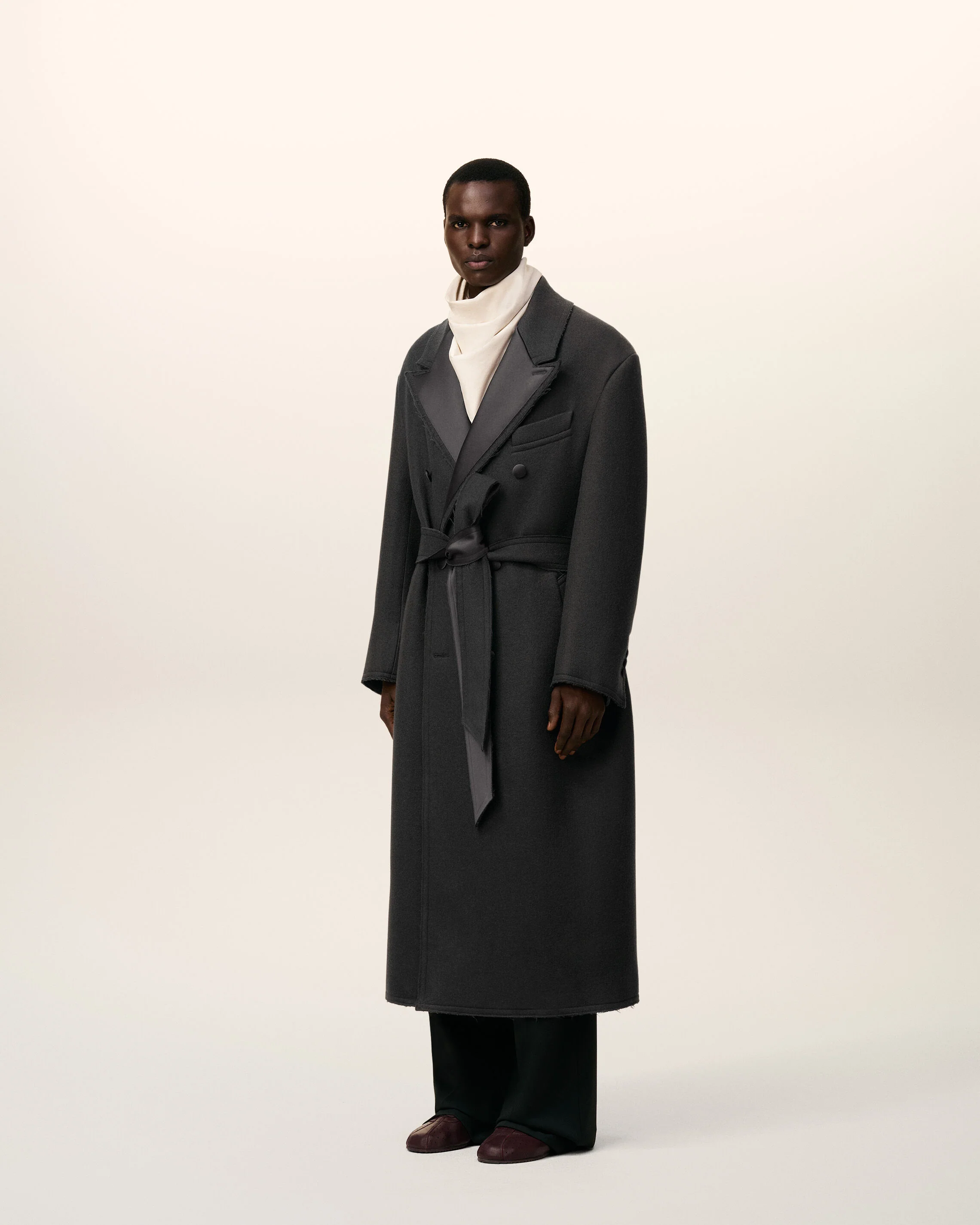 Manteau Smocking Noir Long Croisé En Laine - Image 6
