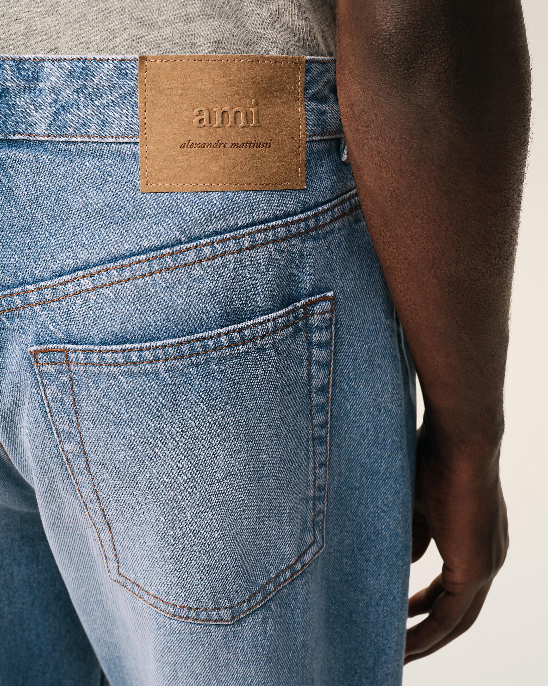 Jean bleu coupe large en coton - Image 5