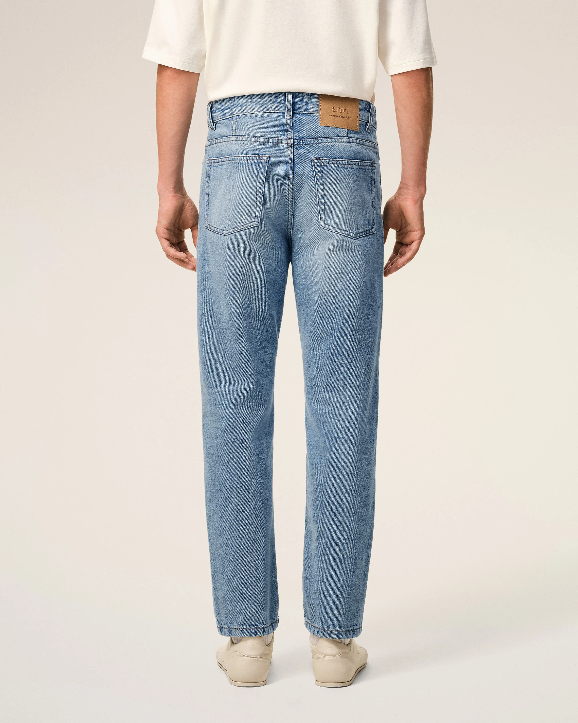 Jean bleu coupe tapered en coton - Image 4