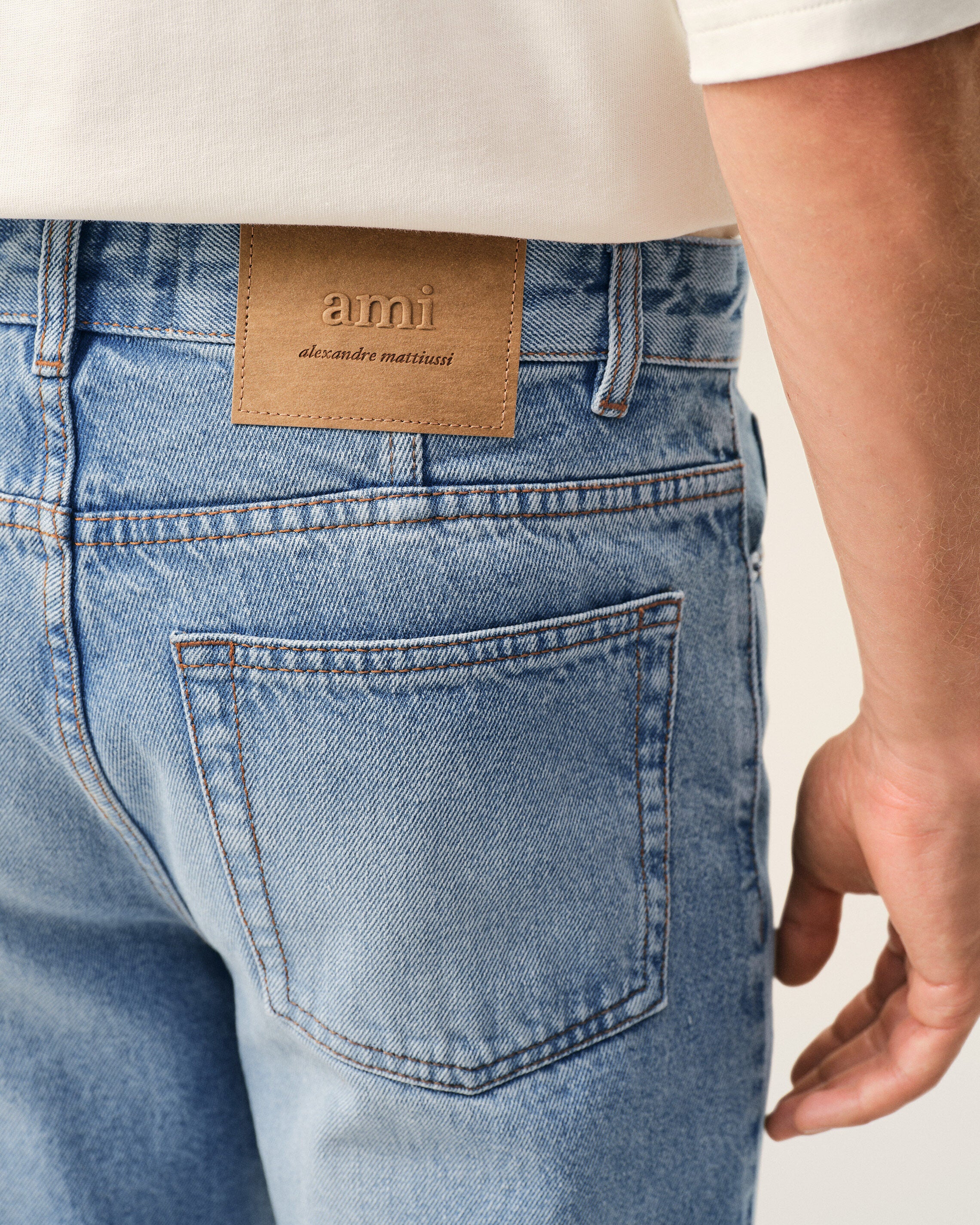 Jean bleu coupe tapered en coton - Image 5