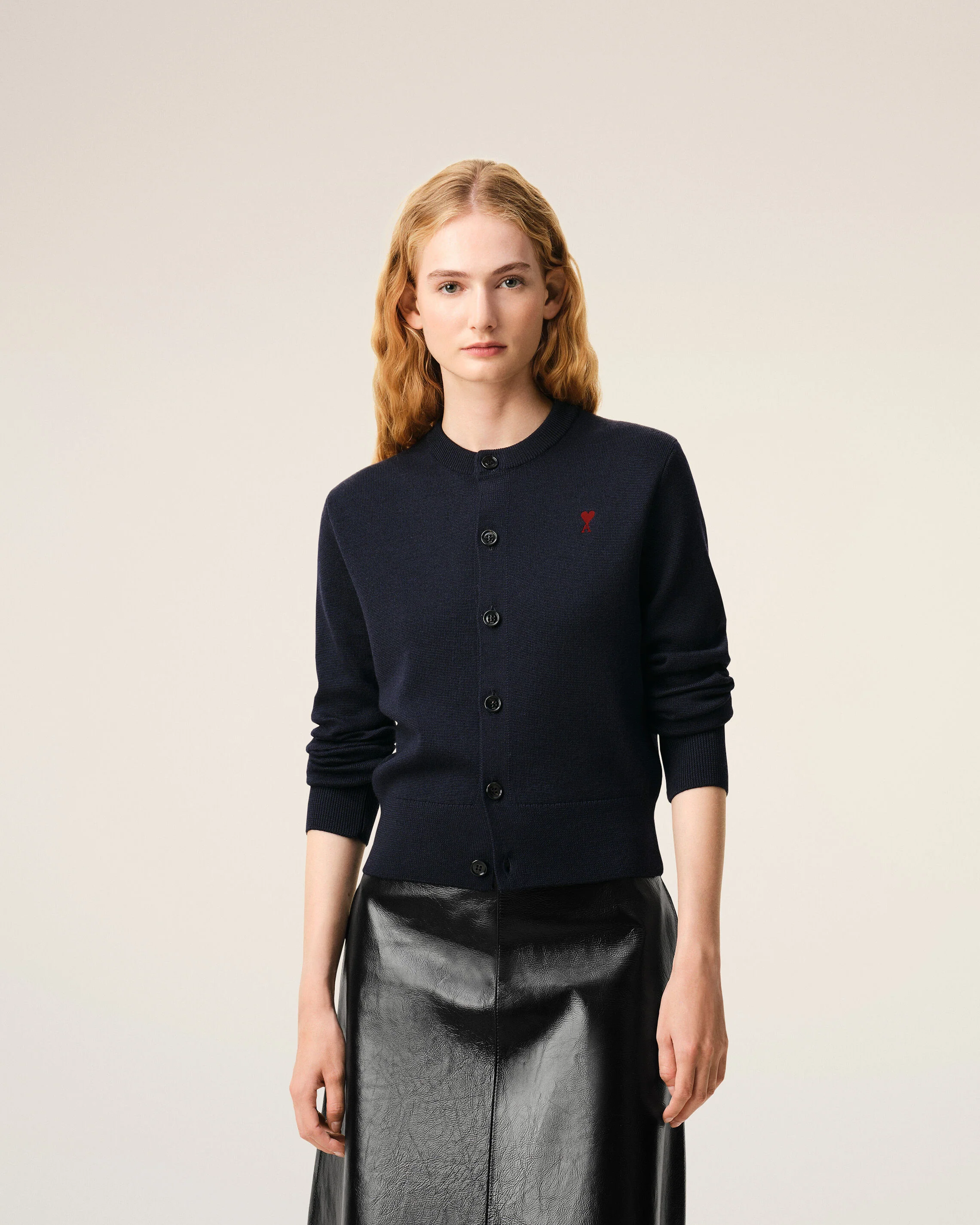 Cardigan bleu en laine col rond Ami de Coeur - Image 3