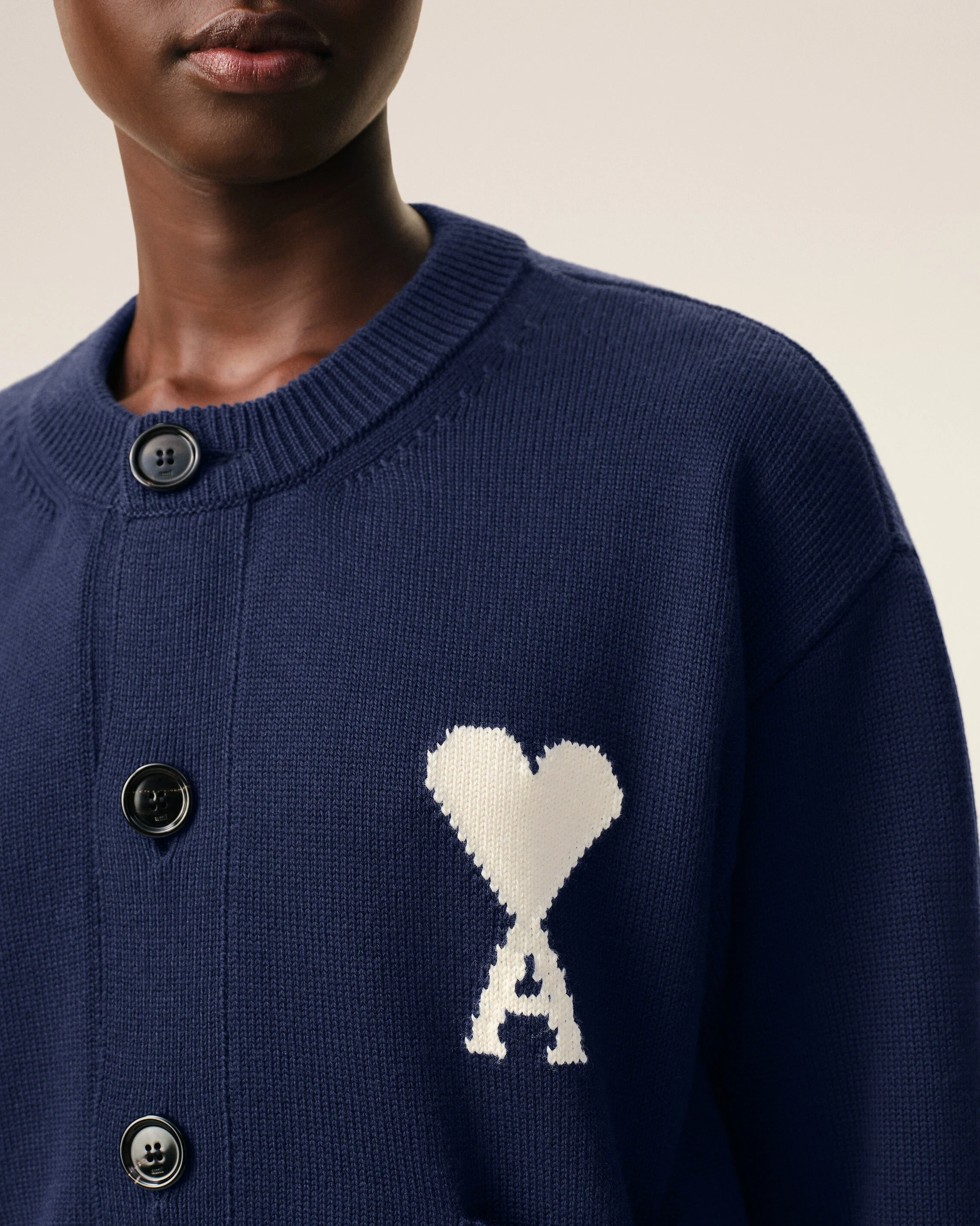 Cardigan Bleu Col Rond Ami De Coeur en Laine - Image 10