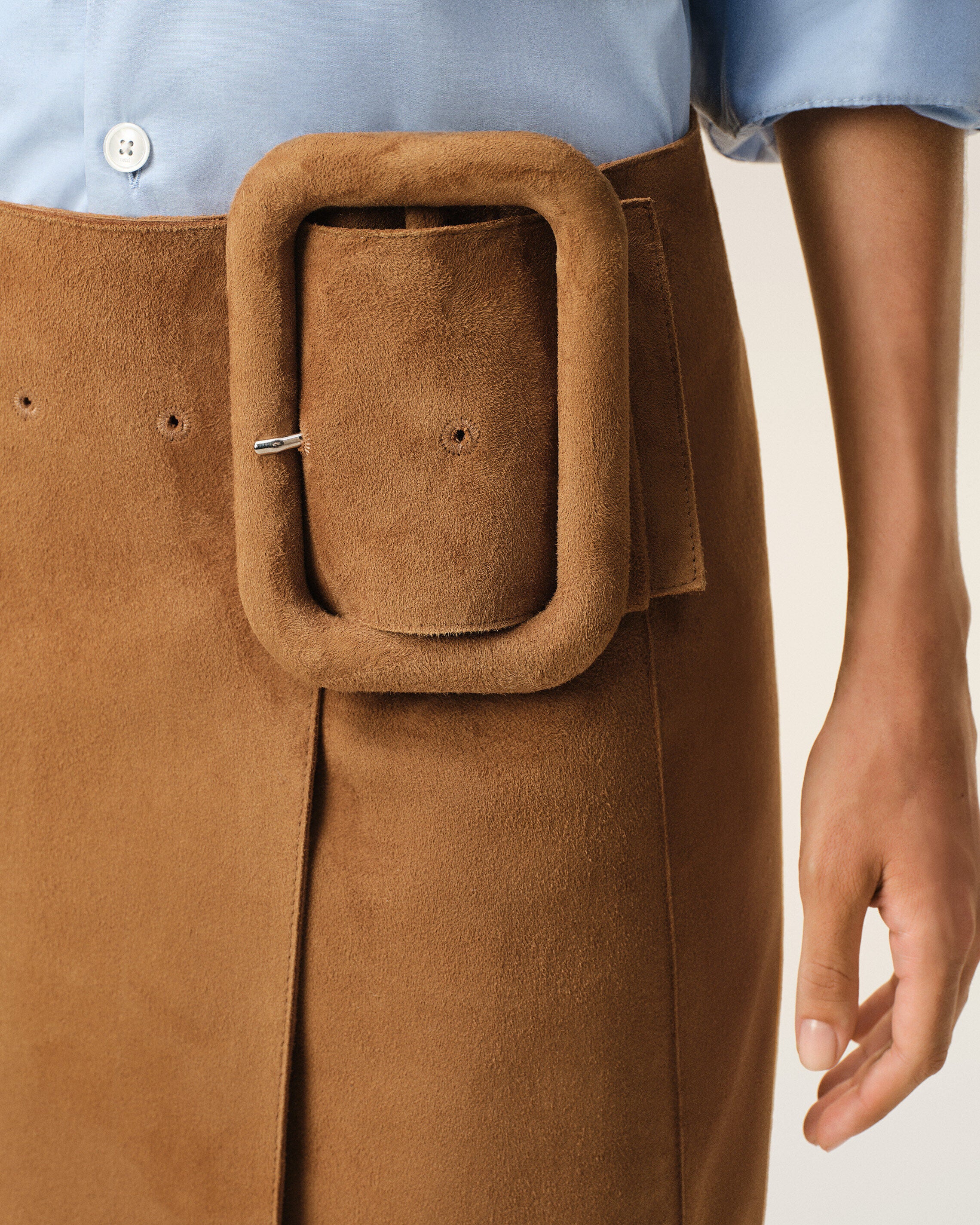 Jupe Midi Ceinture A Grosse Boucle Marron en Cuir de Chèvre - Image 5