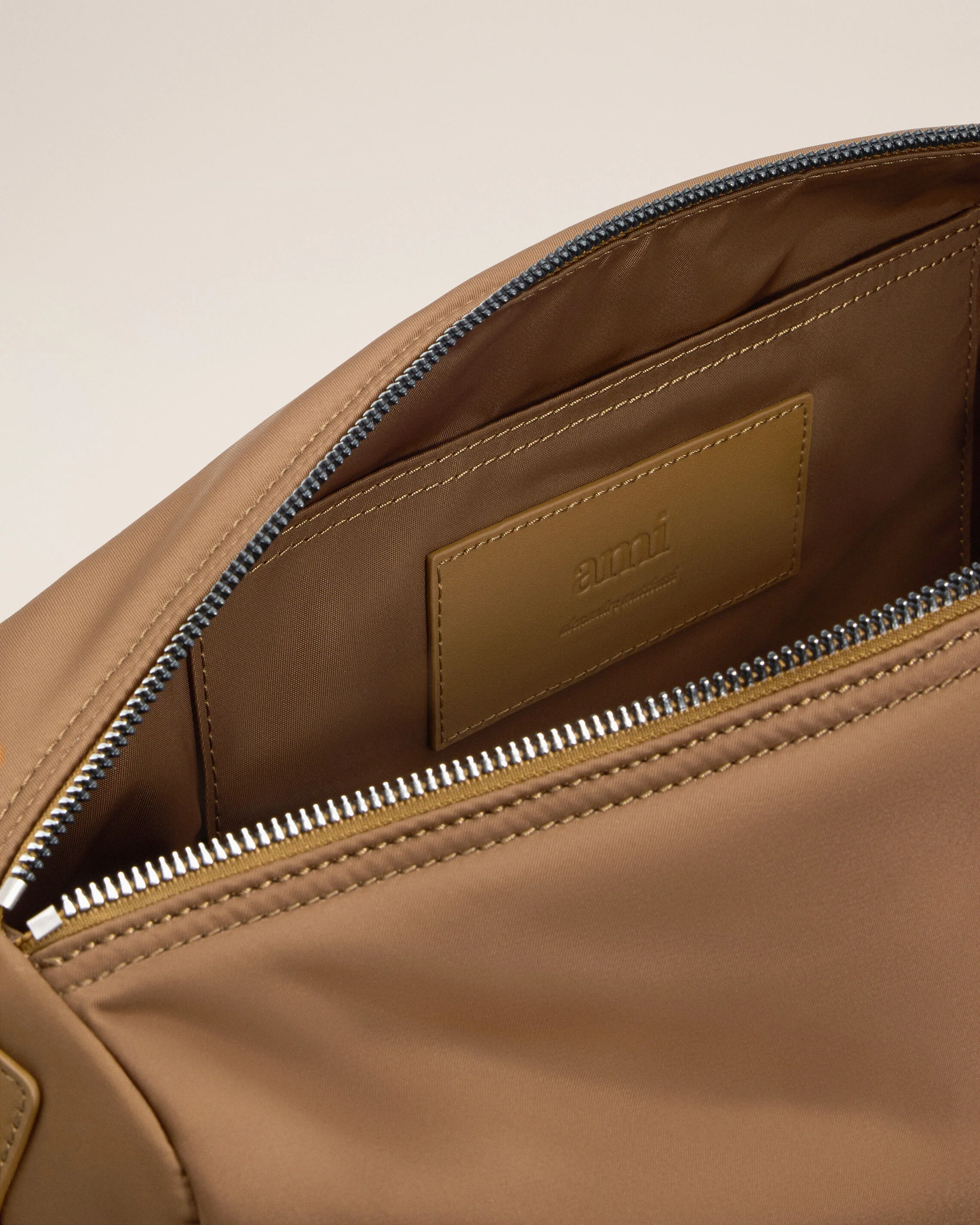 Sac Marron Marcel Grand En Toile De Nylon - Image 12