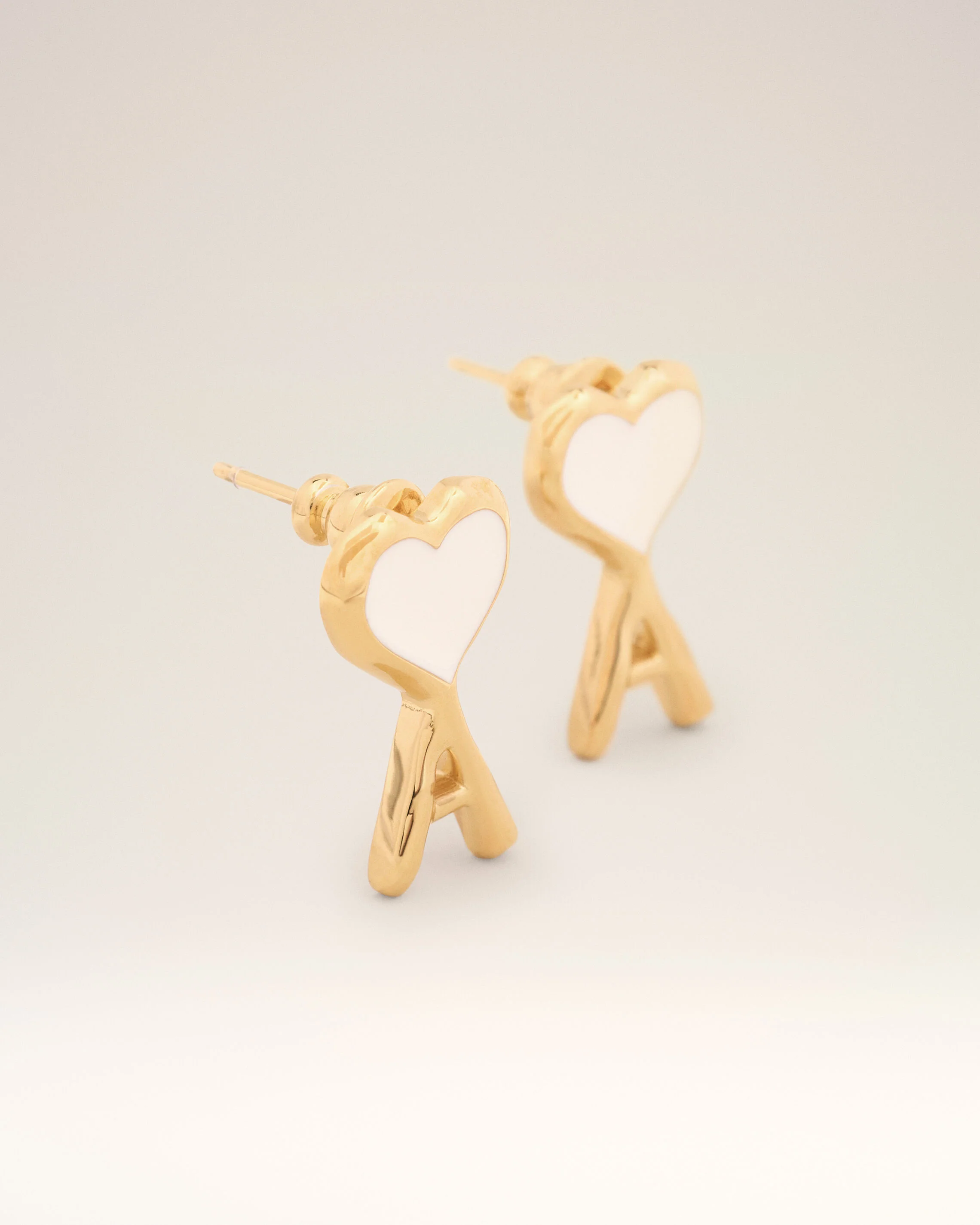 Boucles d'oreilles dorées en laiton martelées Ami de Coeur blanc