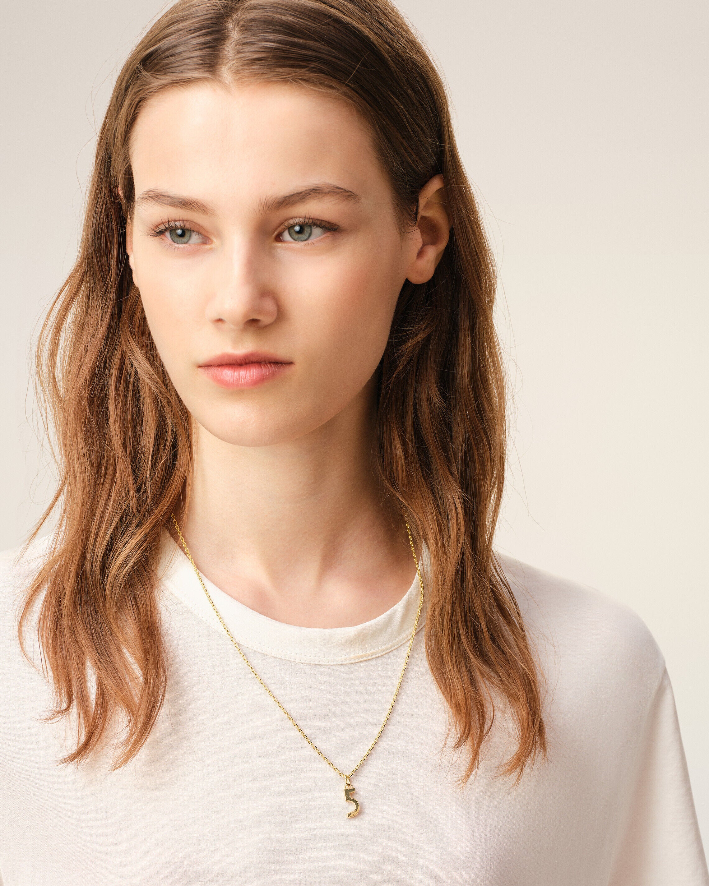 Collier Martelé Doré Pendentif "5" en Laiton - Image 5