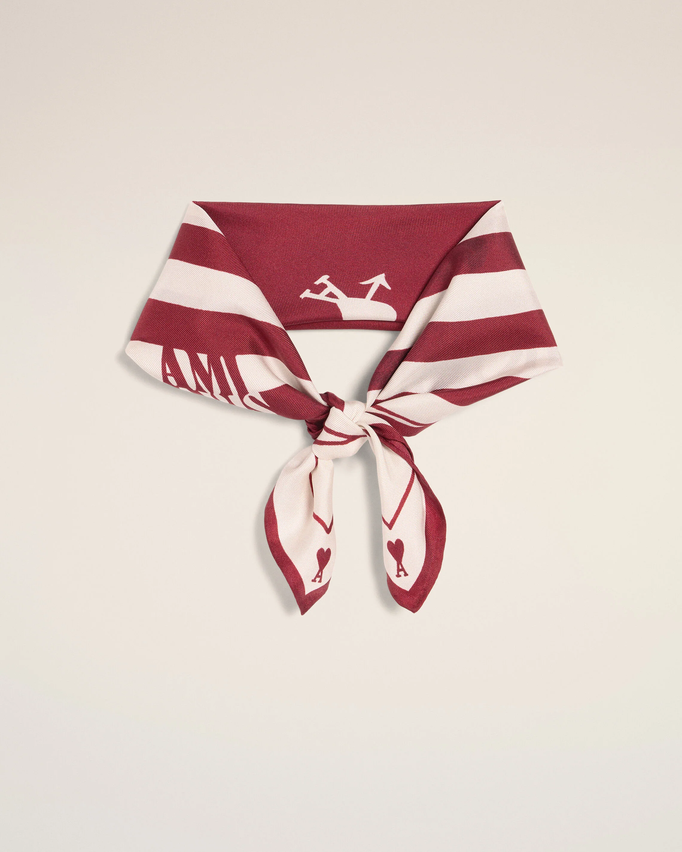 Foulard Rouge Place Des Victoires en Soie - Image 3