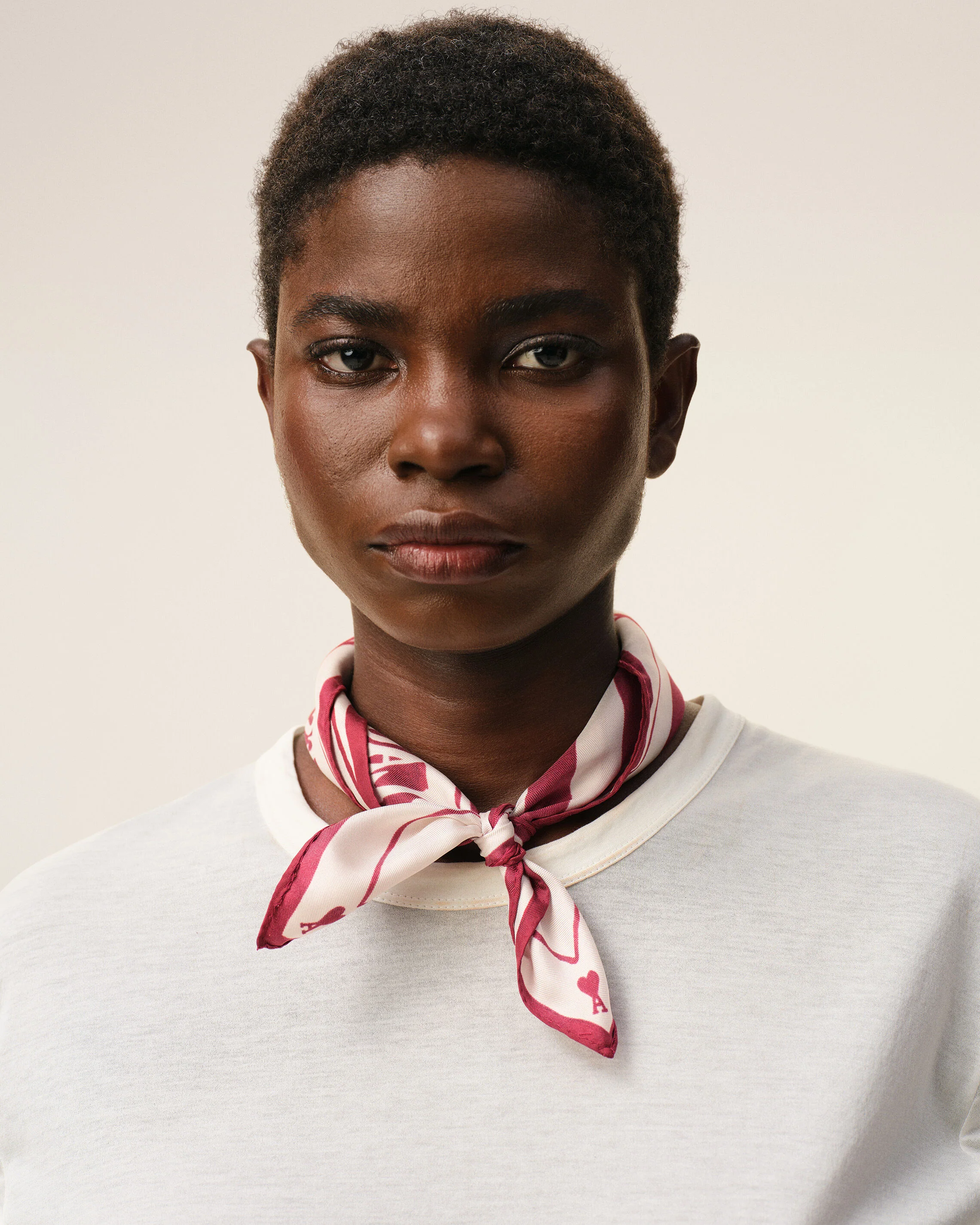 Foulard Rouge Place Des Victoires en Soie - Image 7