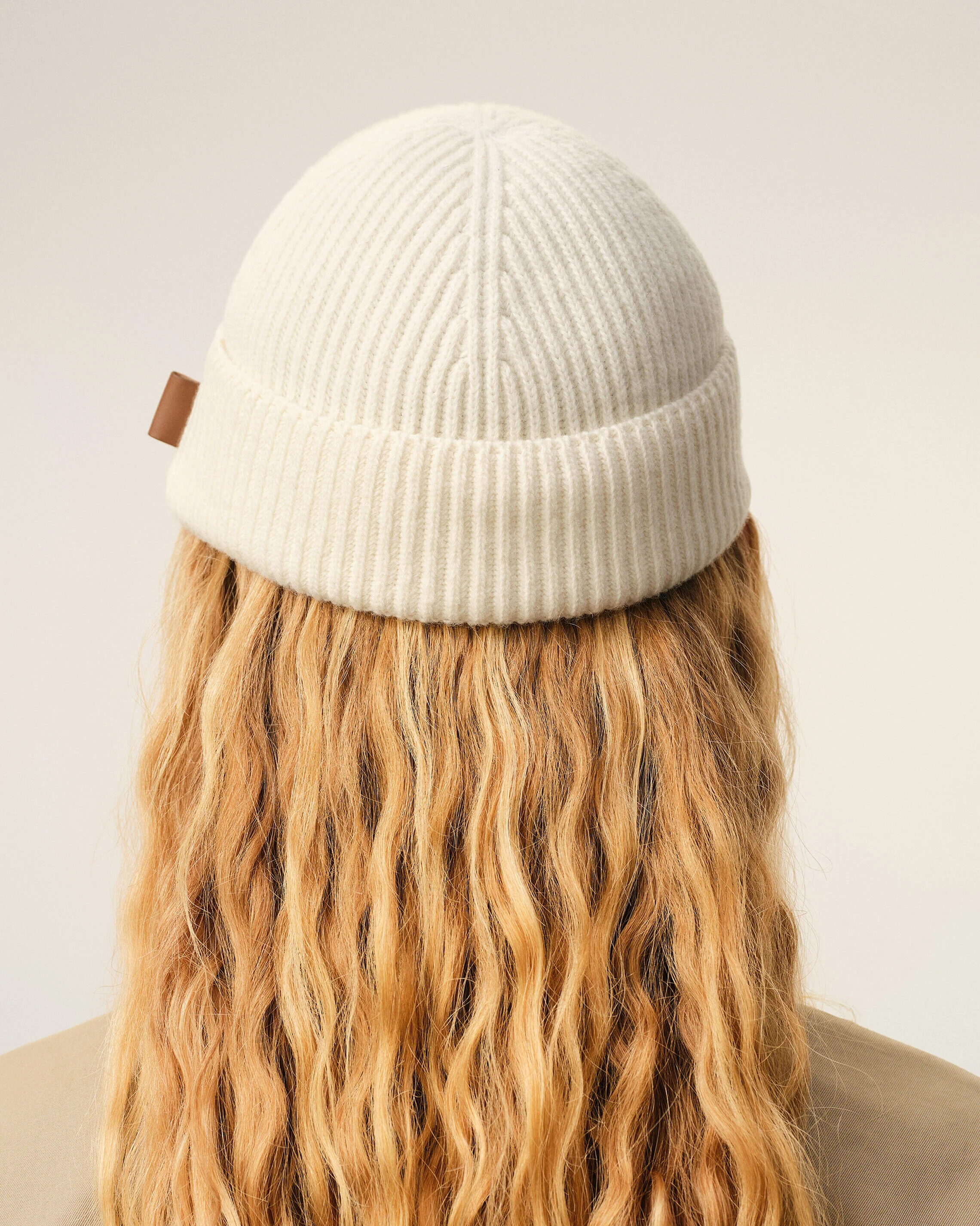 Bonnet Blanc Etiquette Cuir Ami en Laine - Image 12